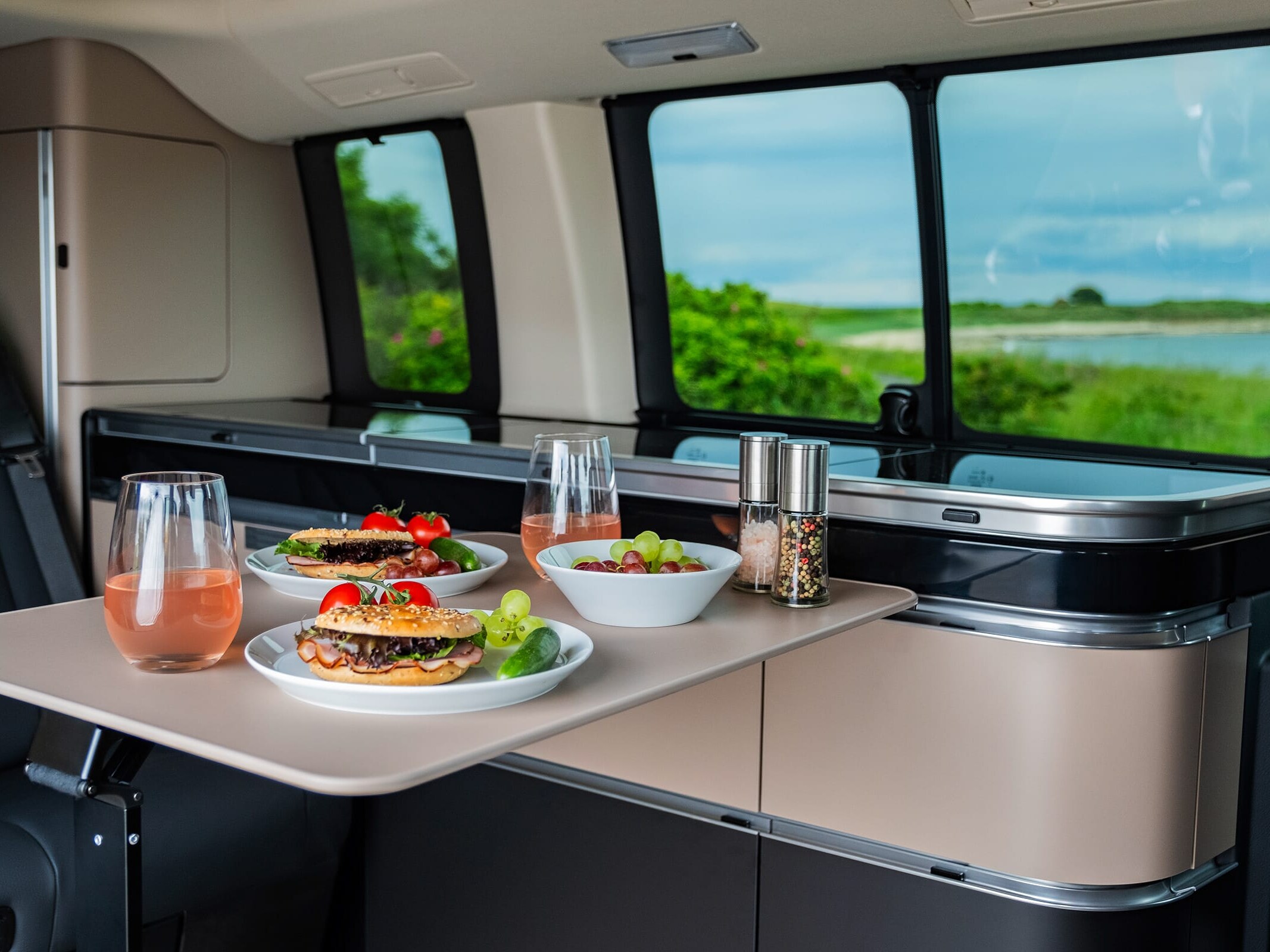 Mercedes-Benz Marco Polo campingbil kök med integrerad gashäll och premiumdesign av pentryt för bekväm matlagning när du är på väg.