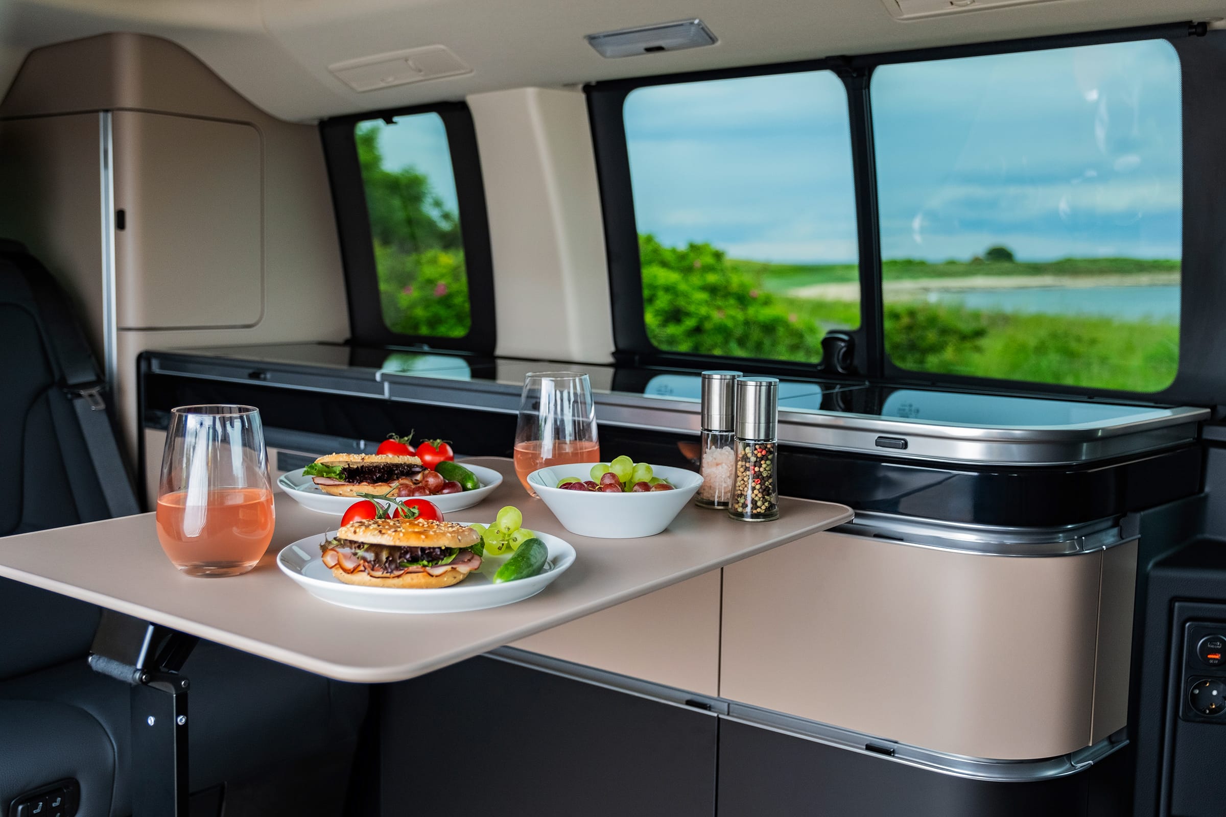 Marco Polo matlagningsarea | Marco Polo World | Mercedes-Benz Mercedes-Benz Marco Polo campingbil kök med integrerad gashäll och premiumdesign av pentryt för bekväm matlagning när du är på väg.