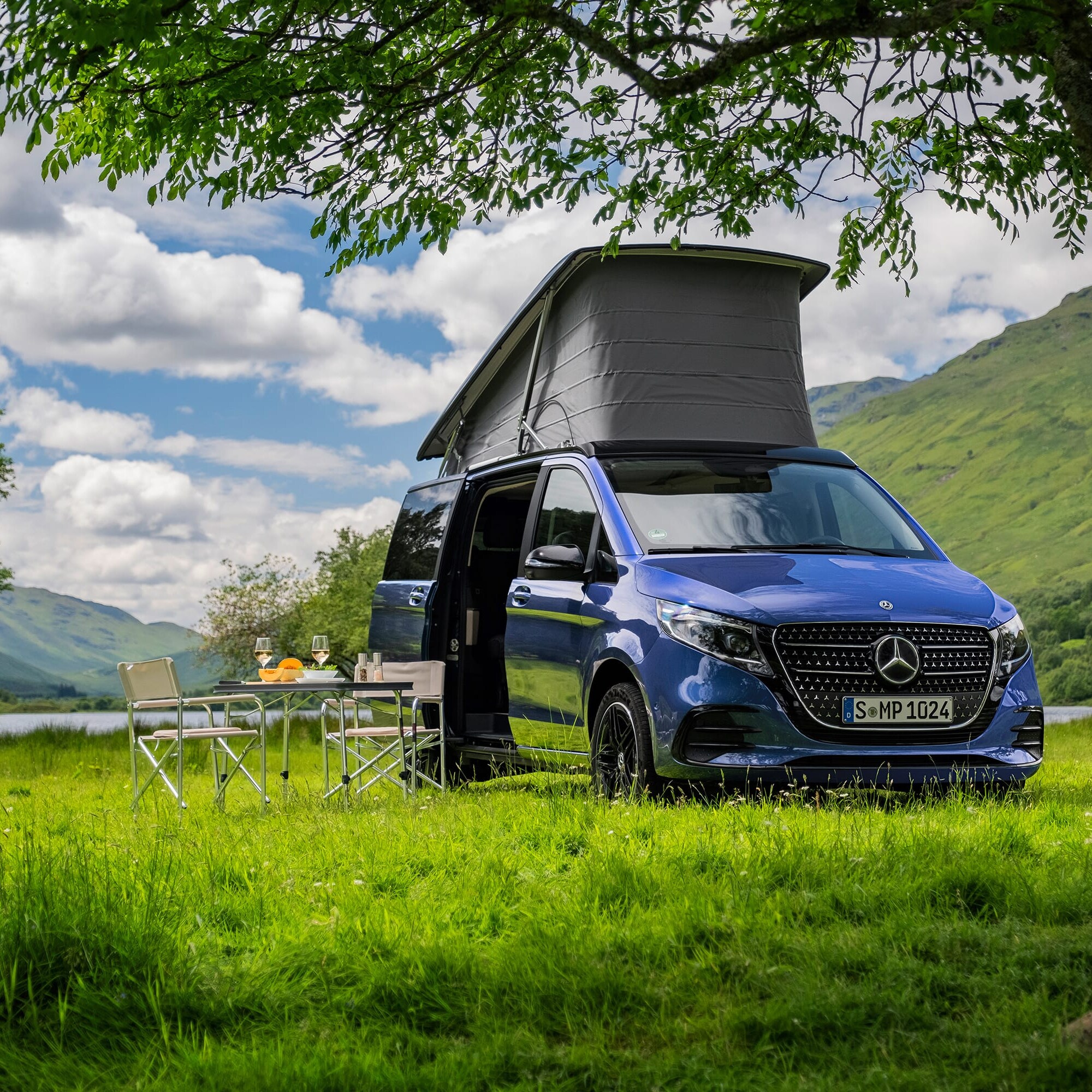 Mercedes-Benz Marco Polo uppställd på en känd geografisk plats med sin premium rese- och camping-mångsidighet.