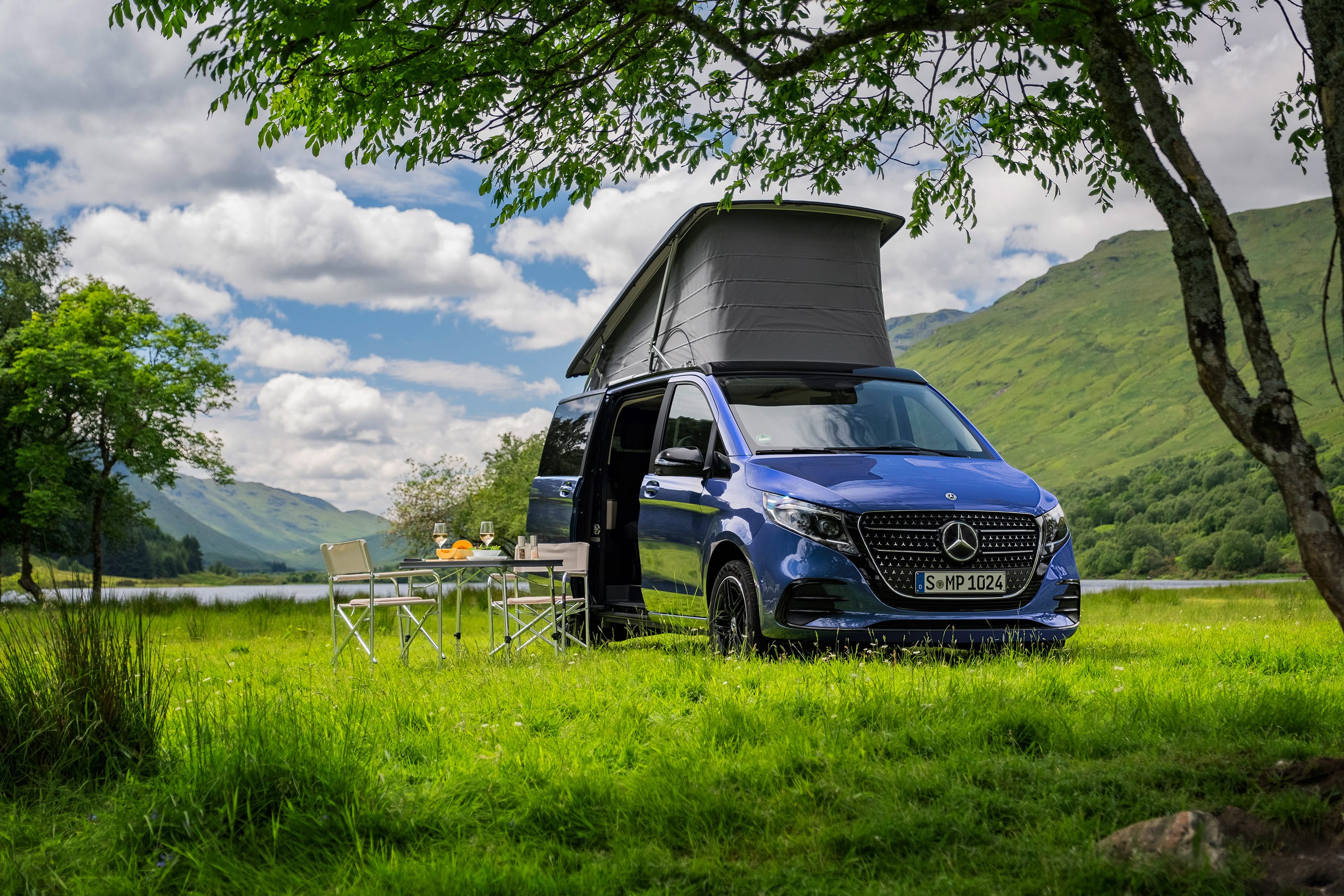 Tid för två | Marco Polo World | Mercedes-Benz Mercedes-Benz Marco Polo uppställd på en känd geografisk plats med sin premium rese- och camping-mångsidighet.