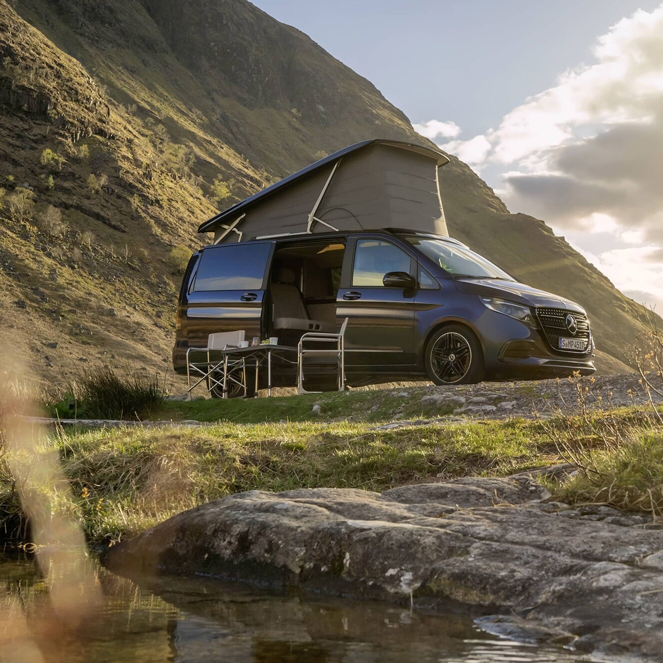 Mercedes-Benz Marco Polo campingbil med uppfällbart tak i ett naturskönt landskap