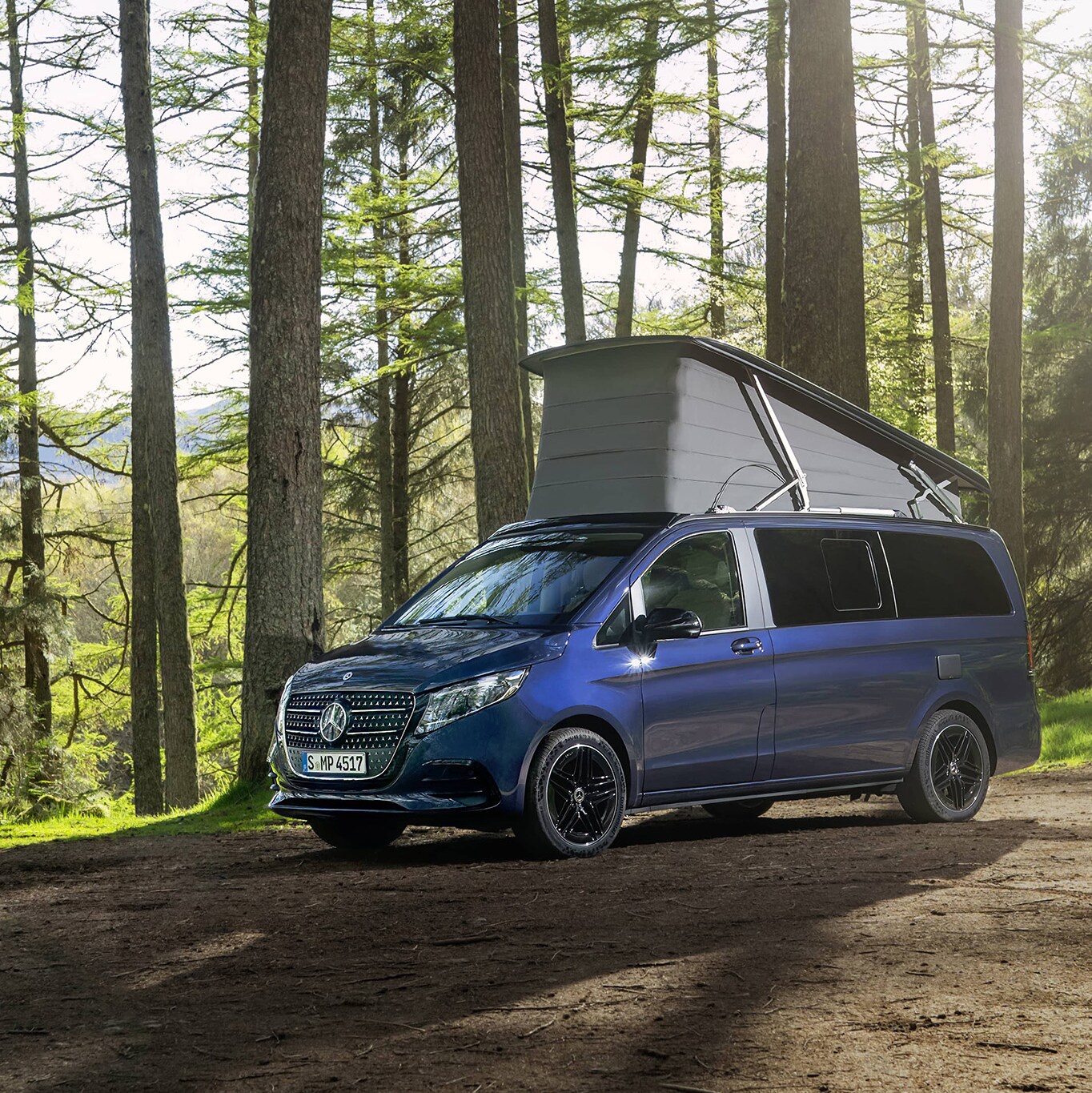 Campingbilen Mercedes-Benz Marco Polo med uppfällbart tak, klar för utomhusäventyren och övernattningar ute i naturen.