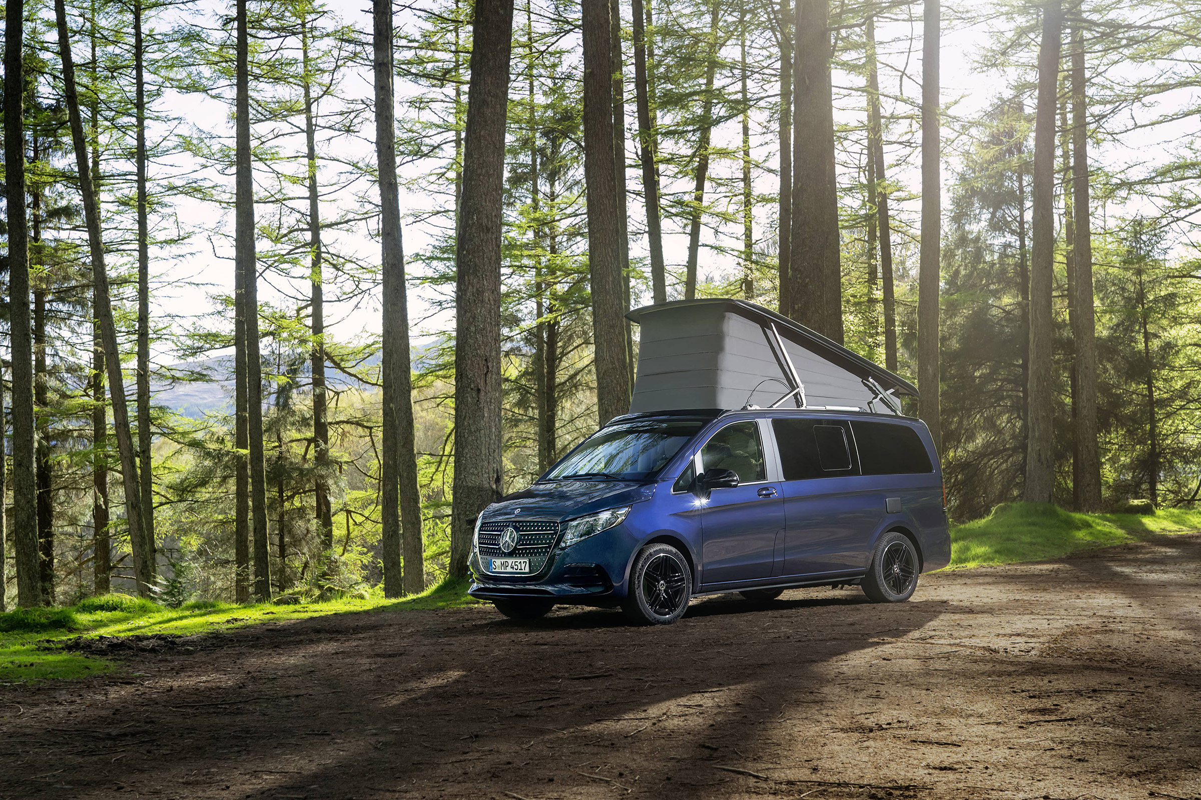 Frihet på begäran | Marco Polo World | Mercedes-Benz Campingbilen Mercedes-Benz Marco Polo med uppfällbart tak, klar för utomhusäventyren och övernattningar ute i naturen.