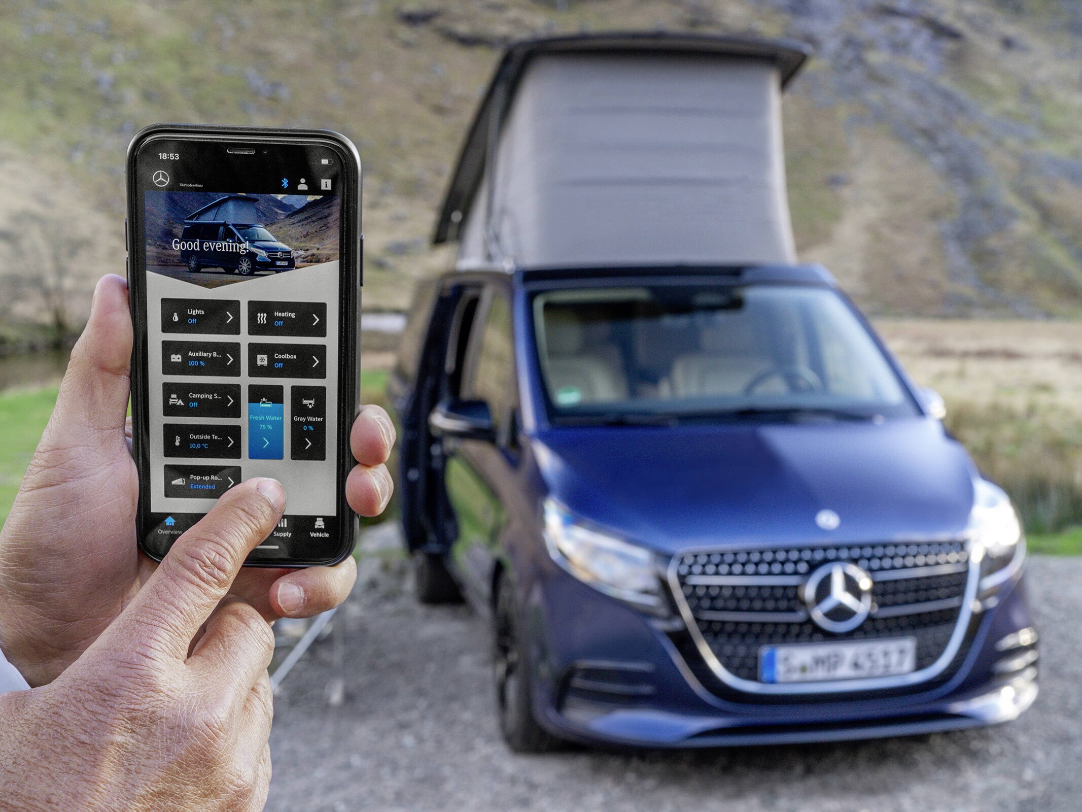 Med Mercedes-Benz Advanced Control (MBAC) kan du fjärrstyra campingbilens centrala funktioner, såsom värme, ljus och det uppfällbara taket med din smartphone.