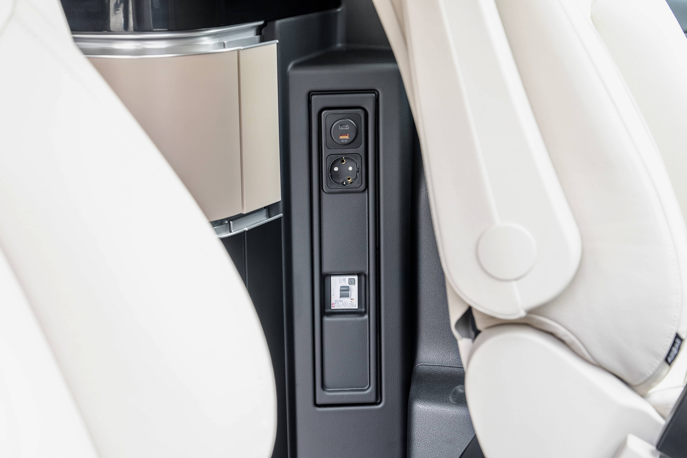 Marco Polo 230 V och 12 V eluttag | Marco Polo World | Mercedes-Benz Mercedes-Benz Marco Polo 230 V och 12 V eluttag och USB laddningsport.