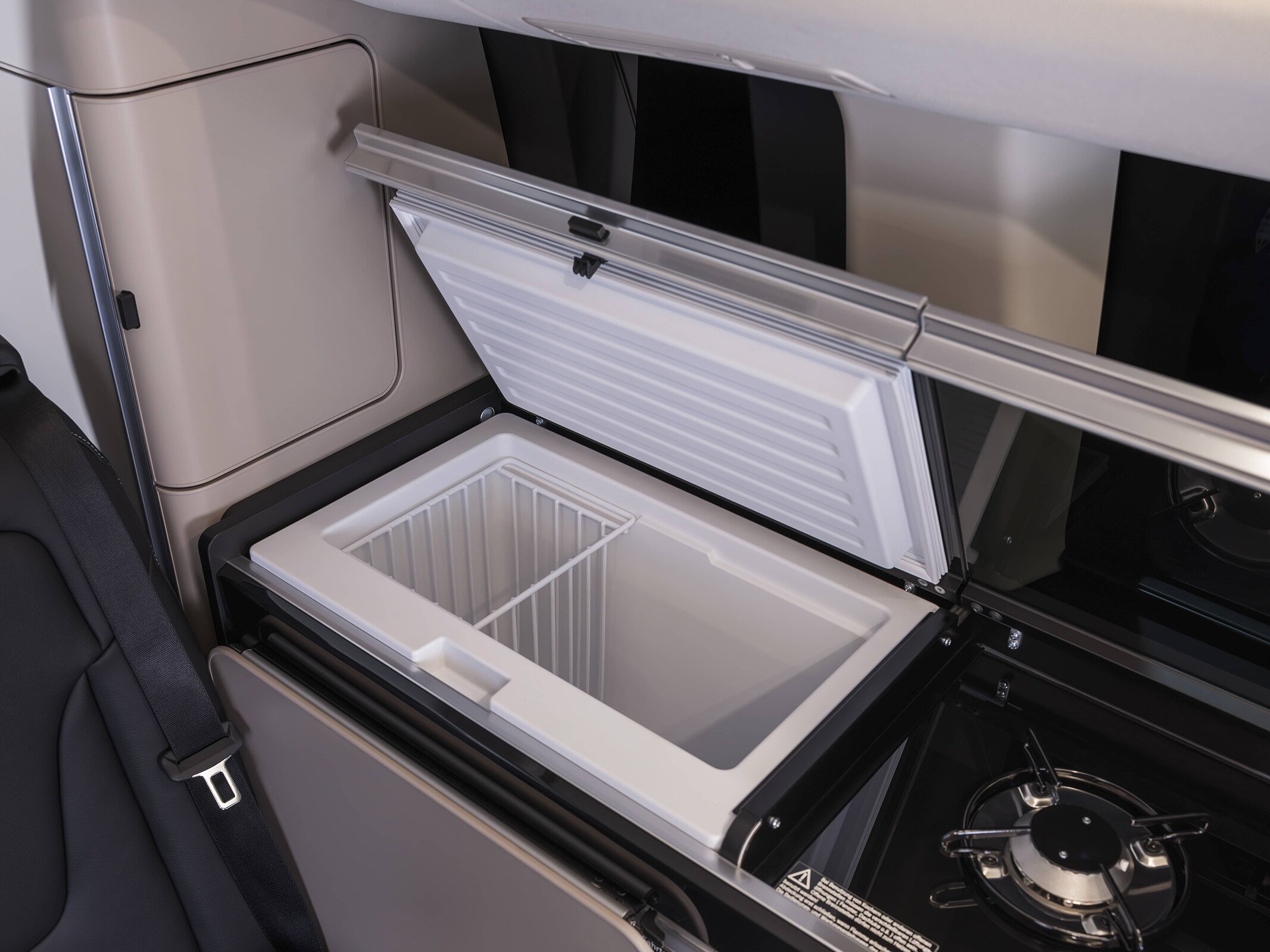 Campingbilen Mercedes-Benz Marco Polo med praktiska förvaringsutrymmen vid längre resor.