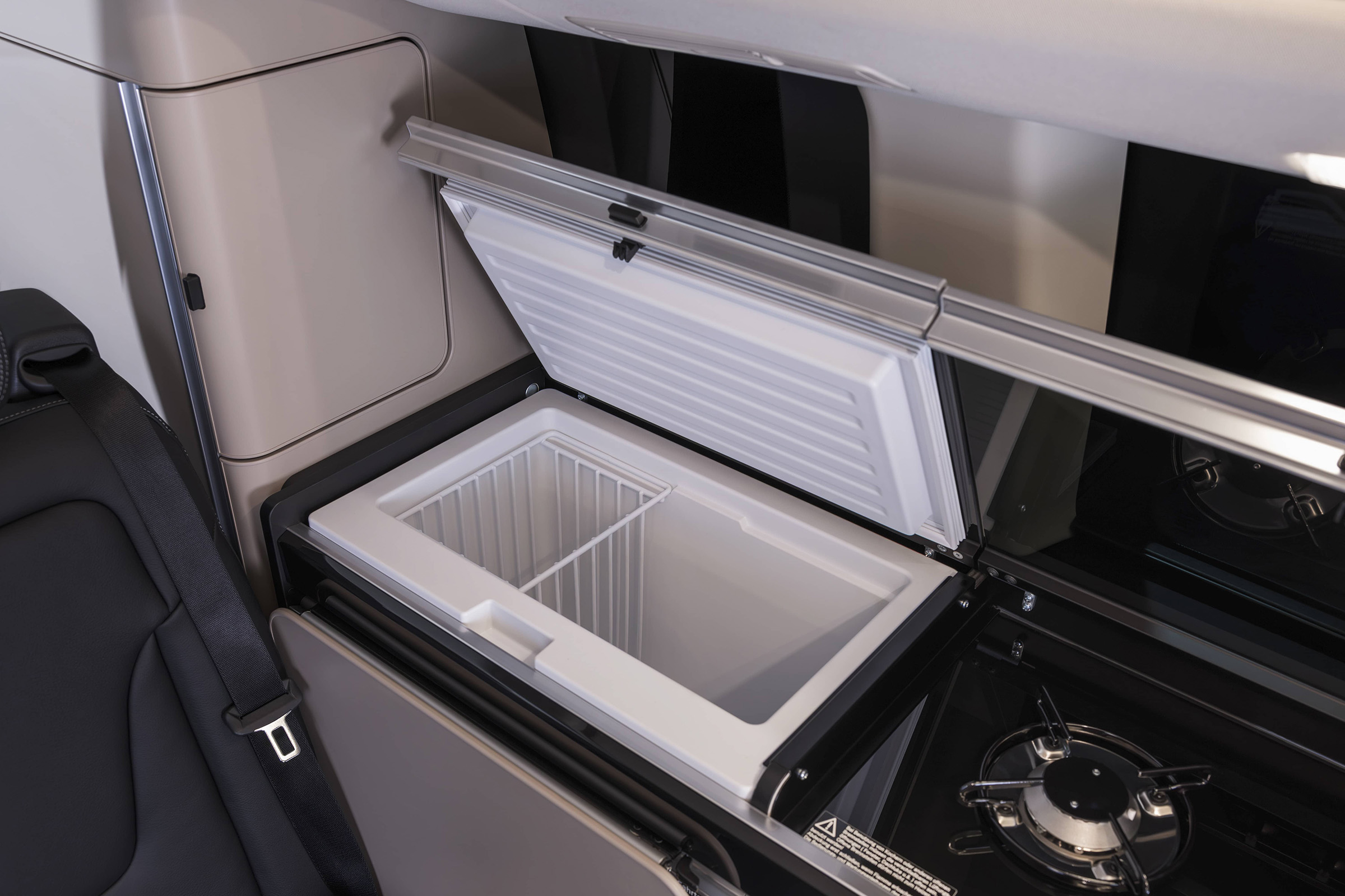 40 liters förvaringsutrymme | Marco Polo World | Mercedes-Benz Campingbilen Mercedes-Benz Marco Polo med praktiska förvaringsutrymmen vid längre resor.