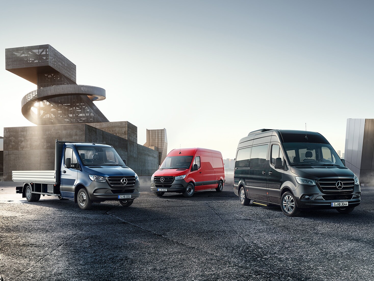 Mercedes-Benz Sprinter-serien kör genom modern stadsarkitektur.