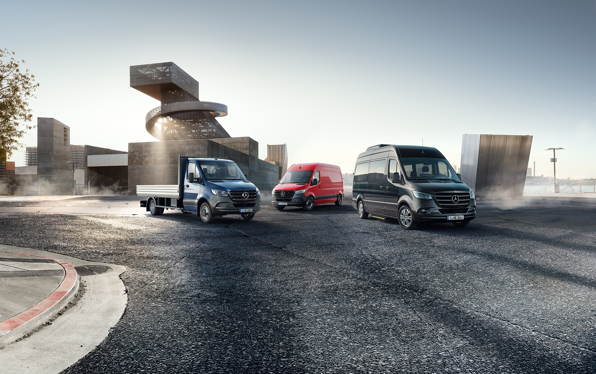 Sprinter-serien | Sprinter Camper Vans | Mercedes-Benz Mercedes-Benz Sprinter-serien kör genom modern stadsarkitektur.