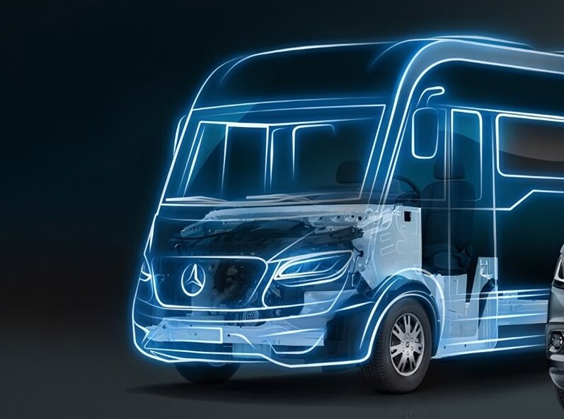 Mercedes-Benz Sprinter Camper med fyrhjulsdrift på väg genom snötäckt terräng.
