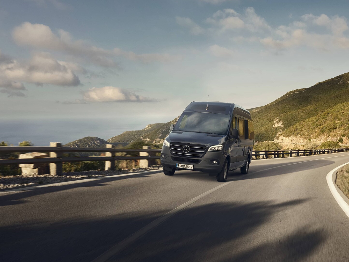 Mercedes-Benz Sprinter Camper på vägen med förstklassig komfort.
