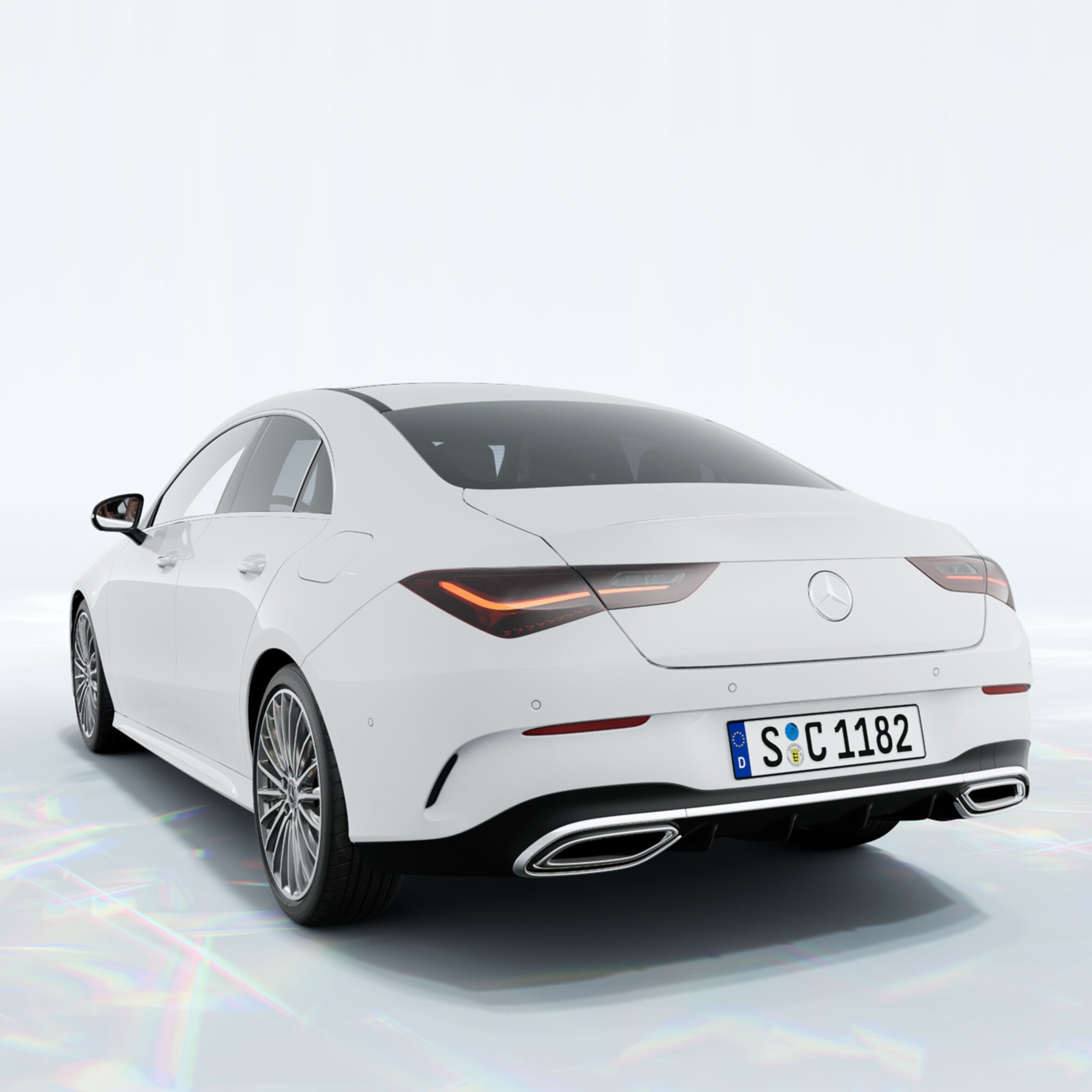 Vit Mercedes-Benz CLA Coupé sedd bakifrån i en vinkel
