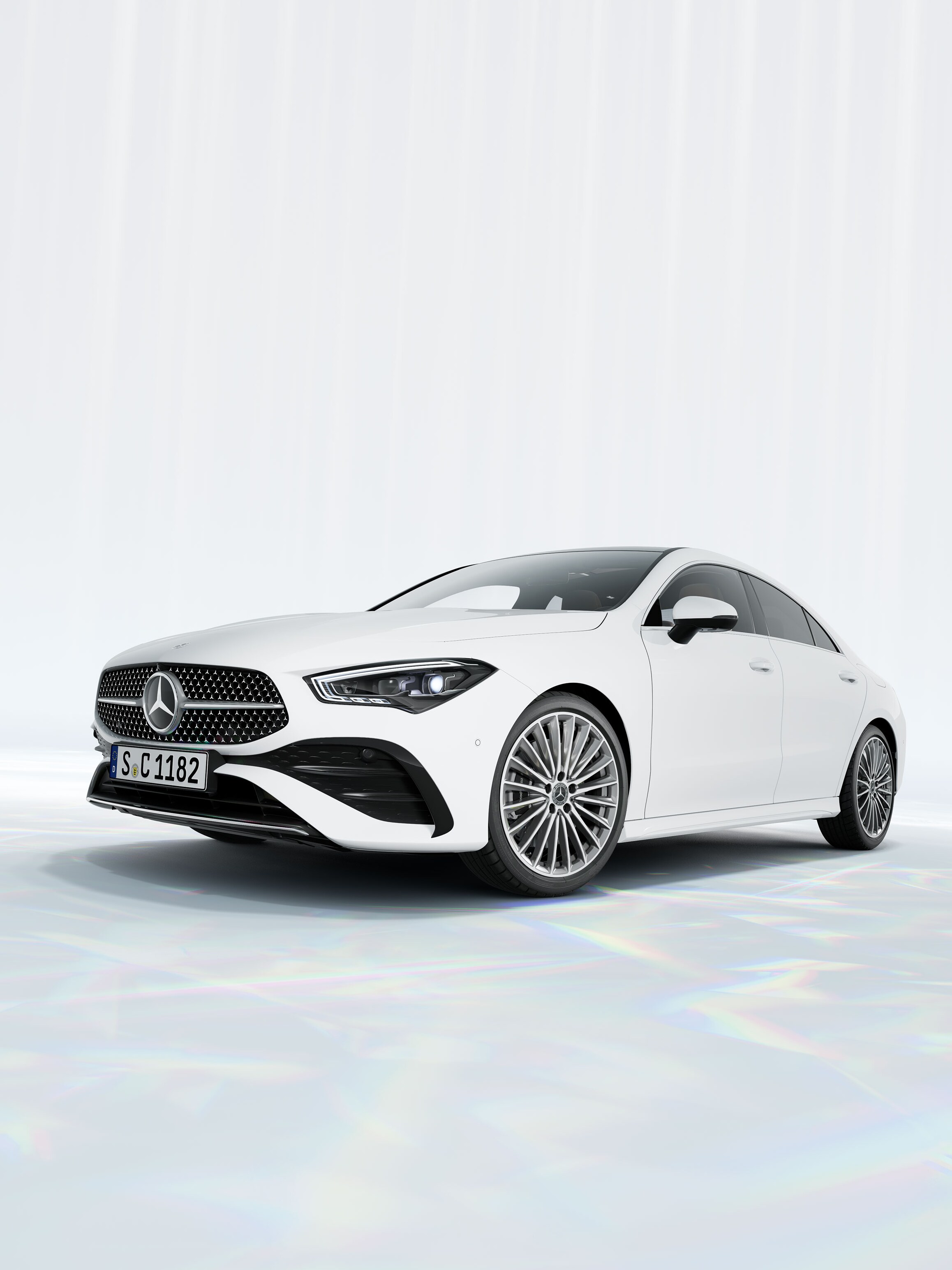 Vit Mercedes-Benz CLA Coupé sedd framifrån i vinkel