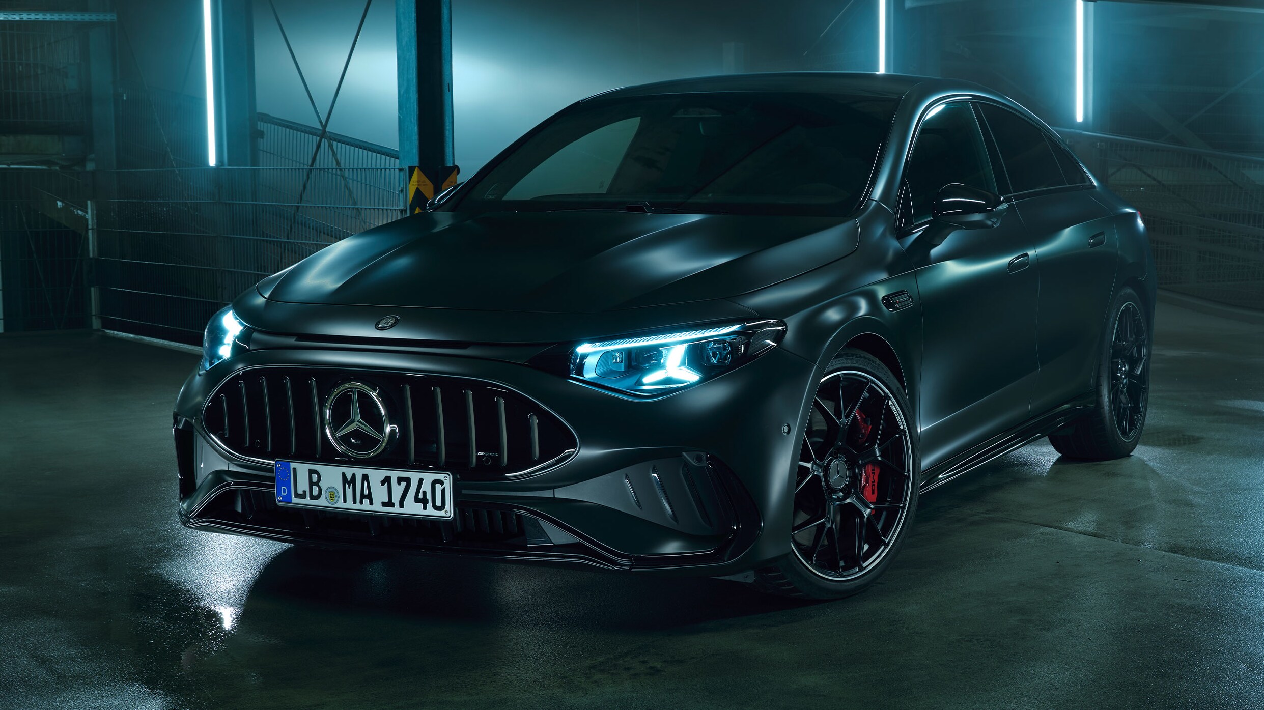 En Mercedes-AMG CLA 45 4MATIC+ Electric i ett underjordiskt parkeringsgarage
