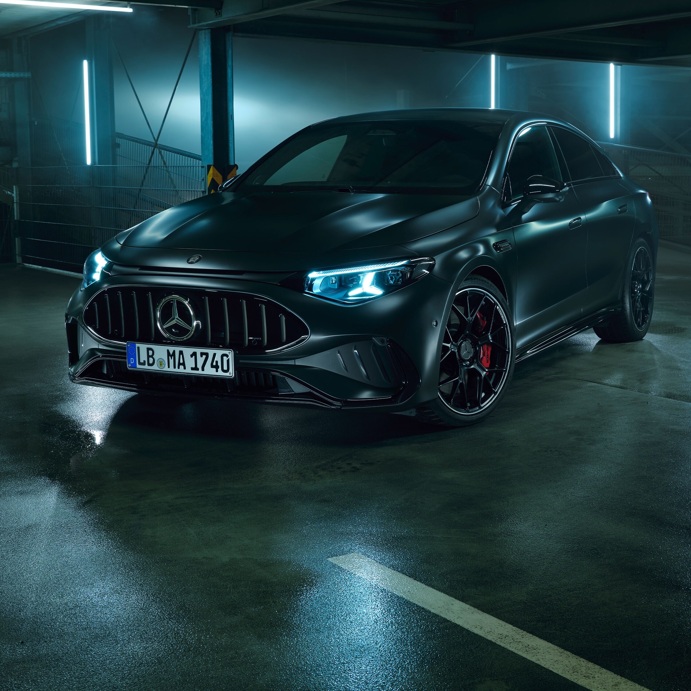 En Mercedes-AMG CLA 45 4MATIC+ Electric i ett underjordiskt parkeringsgarage