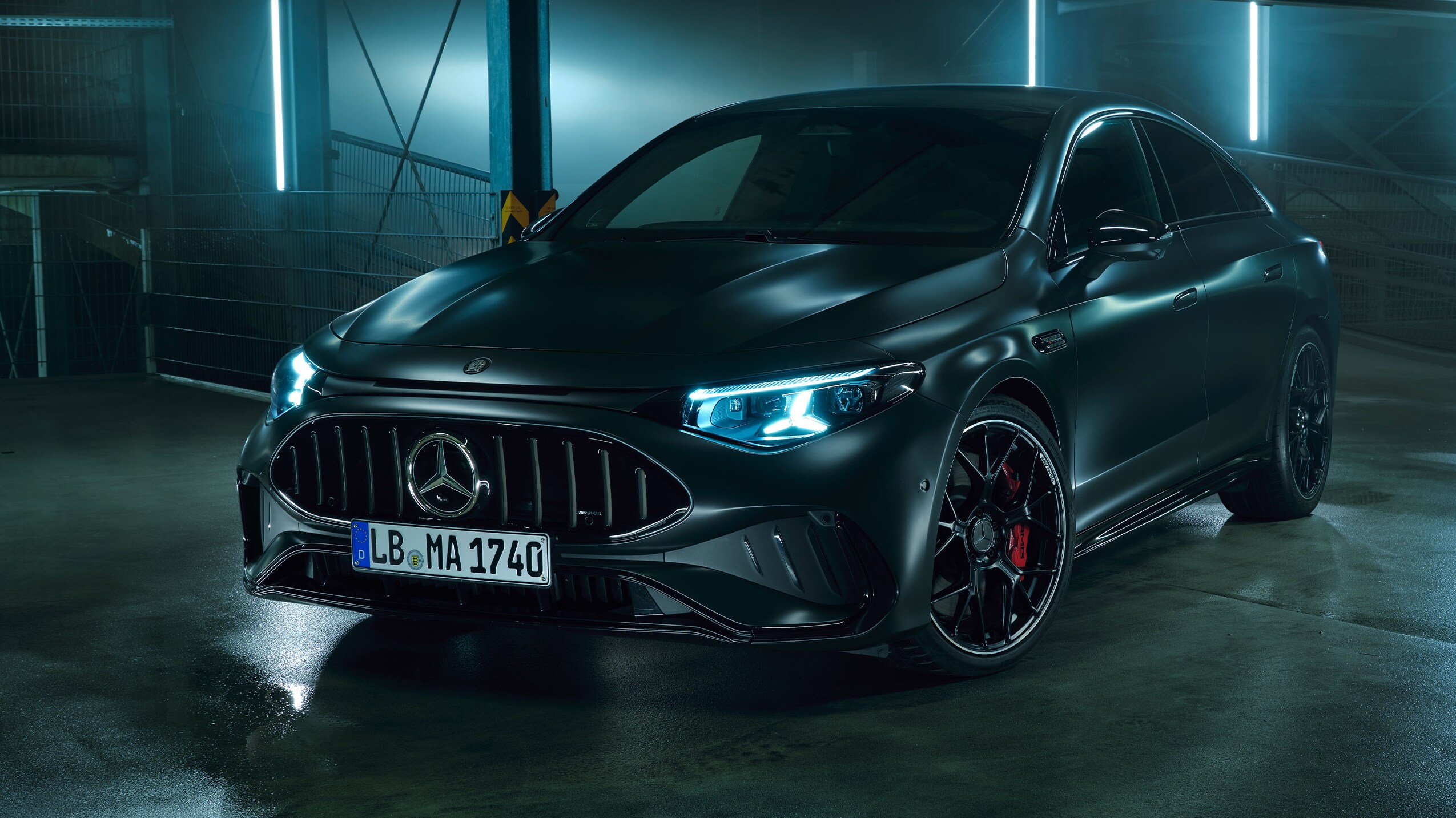 En Mercedes-AMG CLA 45 4MATIC+ Electric i ett underjordiskt parkeringsgarage
