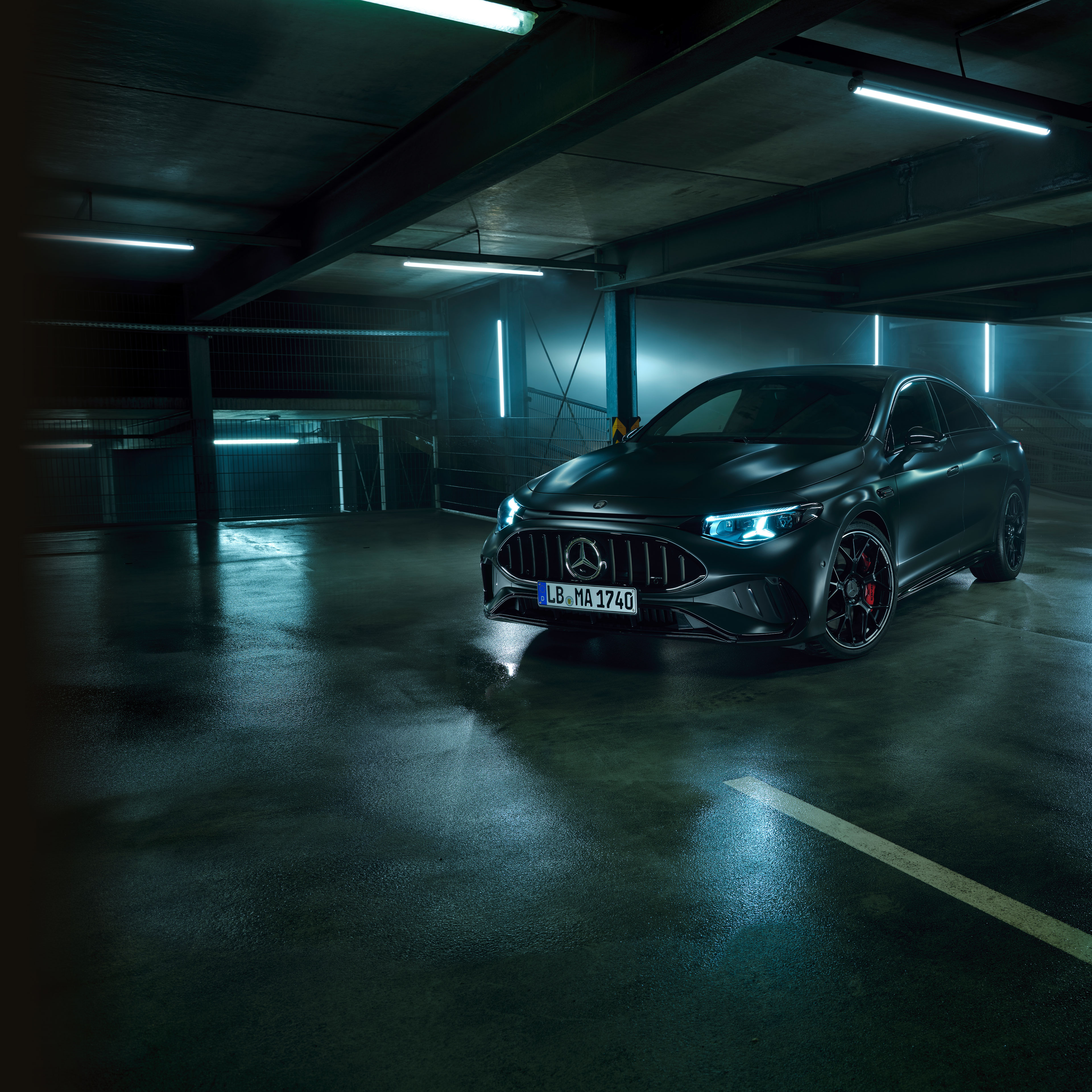 En Mercedes-AMG CLA 45 4MATIC+ Electric i ett underjordiskt parkeringsgarage