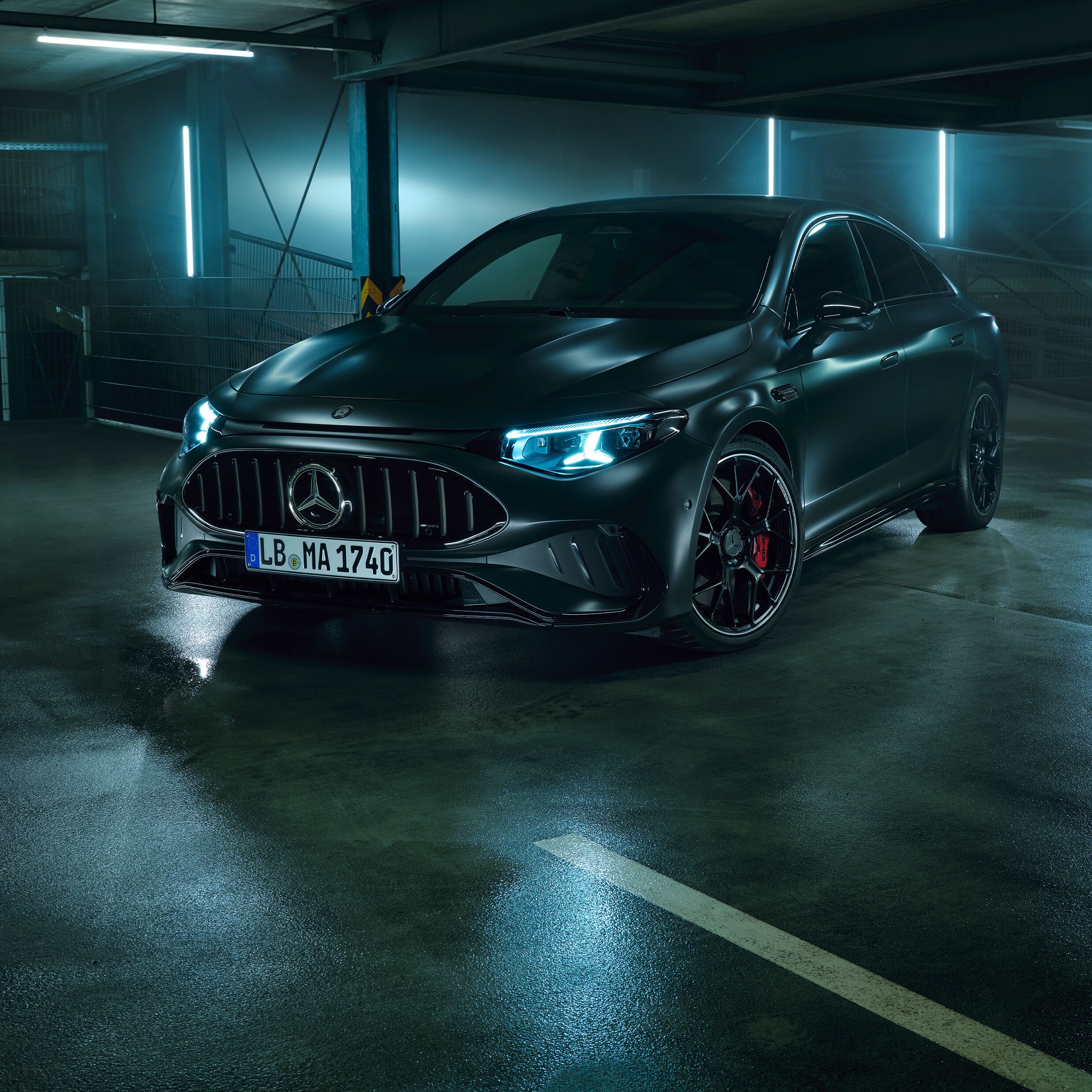 En Mercedes-AMG CLA 45 4MATIC+ Electric i ett underjordiskt parkeringsgarage.