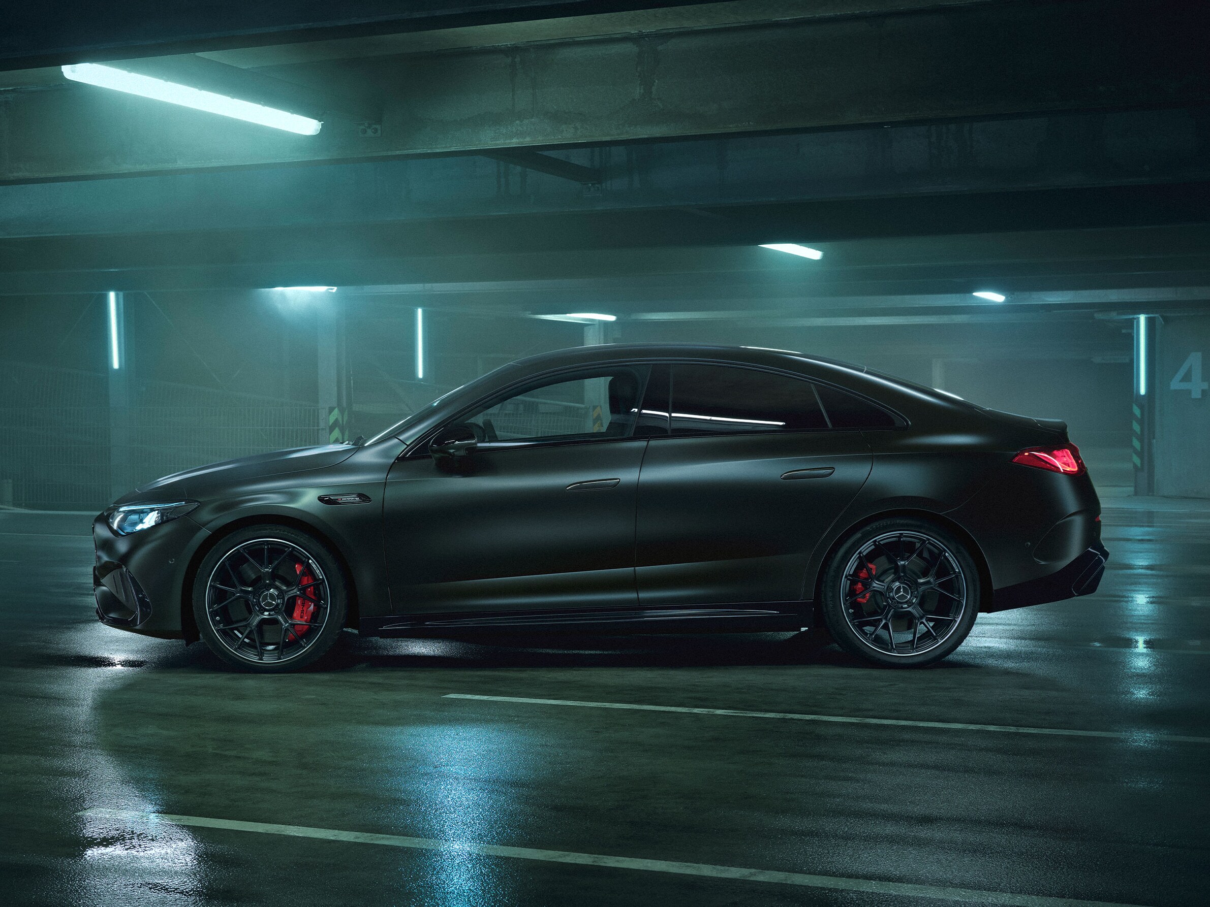 Svart Mercedes-AMG CLA 45 4MATIC+ eletric i ett parkeringsgarage.