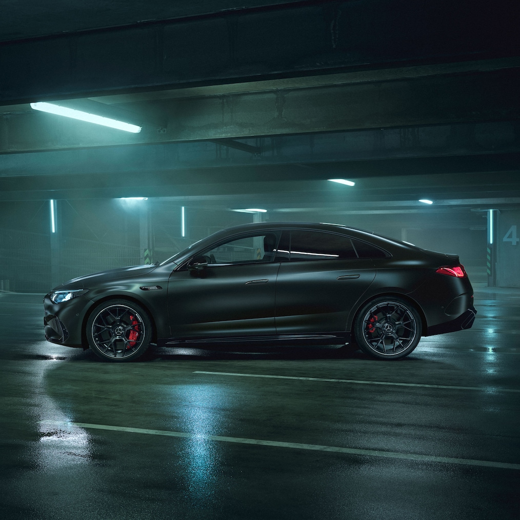 MANUFAKTUR Graphite Grey Magno-lackeringen på helt nya eldrivna Mercedes-AMG CLA 45 4MATIC+.