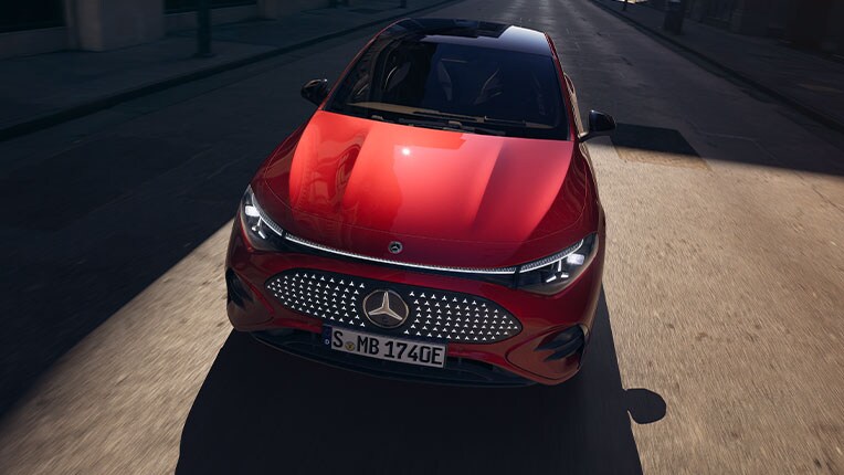 En röd Mercedes-Benz CLA with EQ Technology sedd direkt framifrån