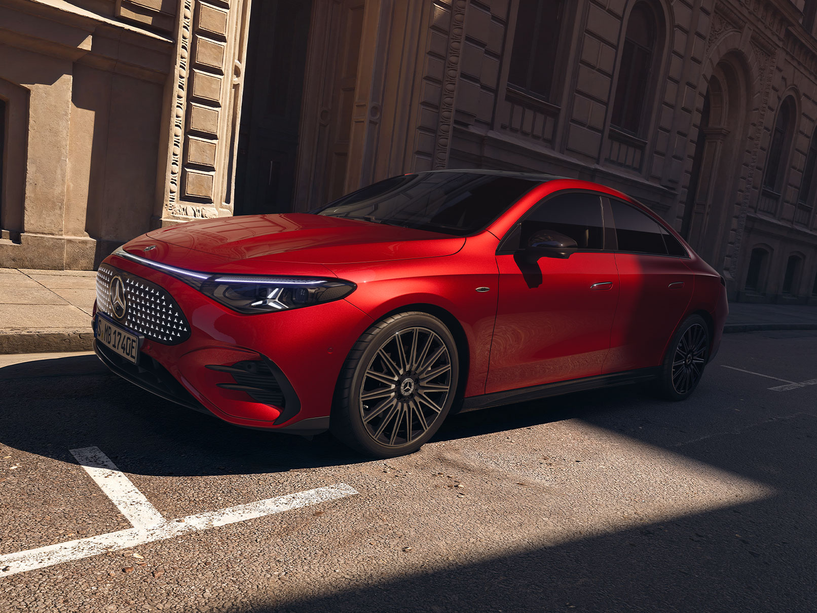 Nya helelektriska CLA | PrivatLeasing och BusinessLeasing | Mercedes-Benz Röd helelektrisk Mercedes-Benz CLA parkerad vid trottoarkanten