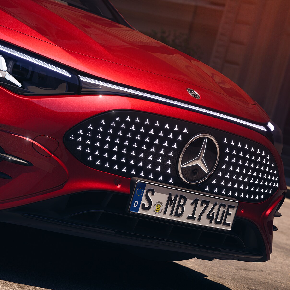 Röd helelektrisk Mercedes-Benz CLA sett snett underifrån