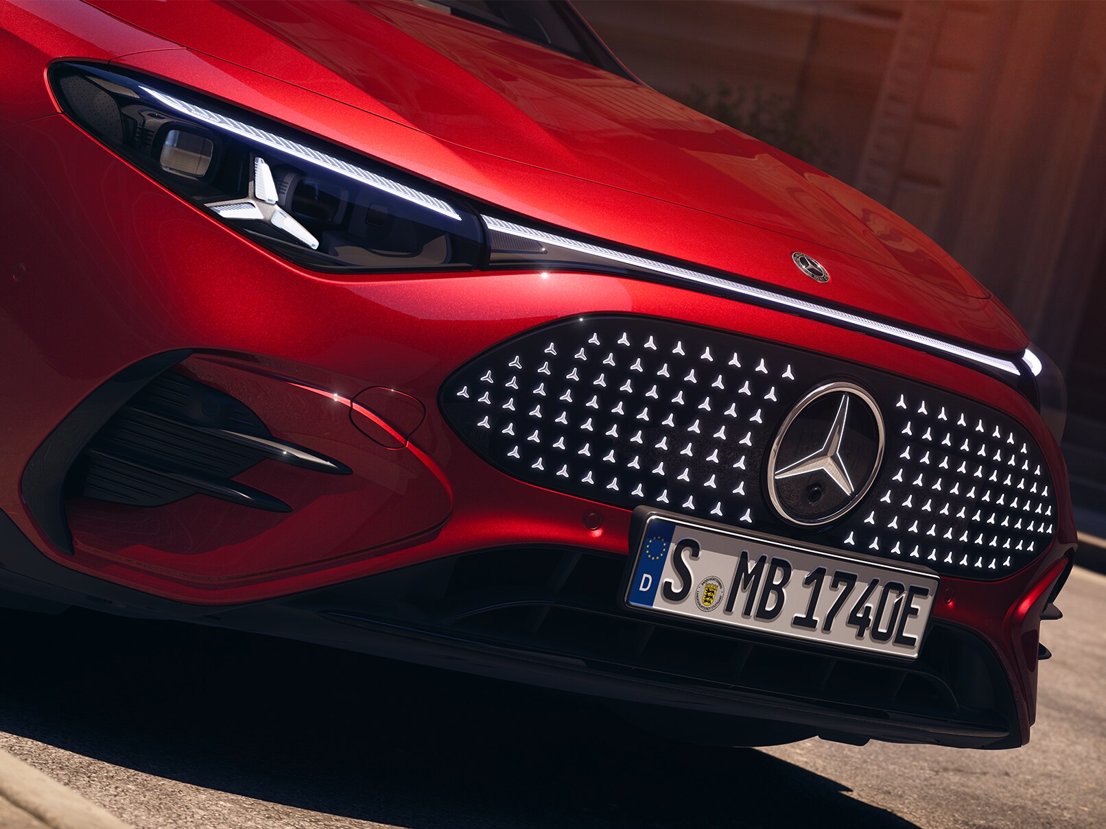 Närbild på fronten av den röda helelektriska Mercedes-Benz CLA