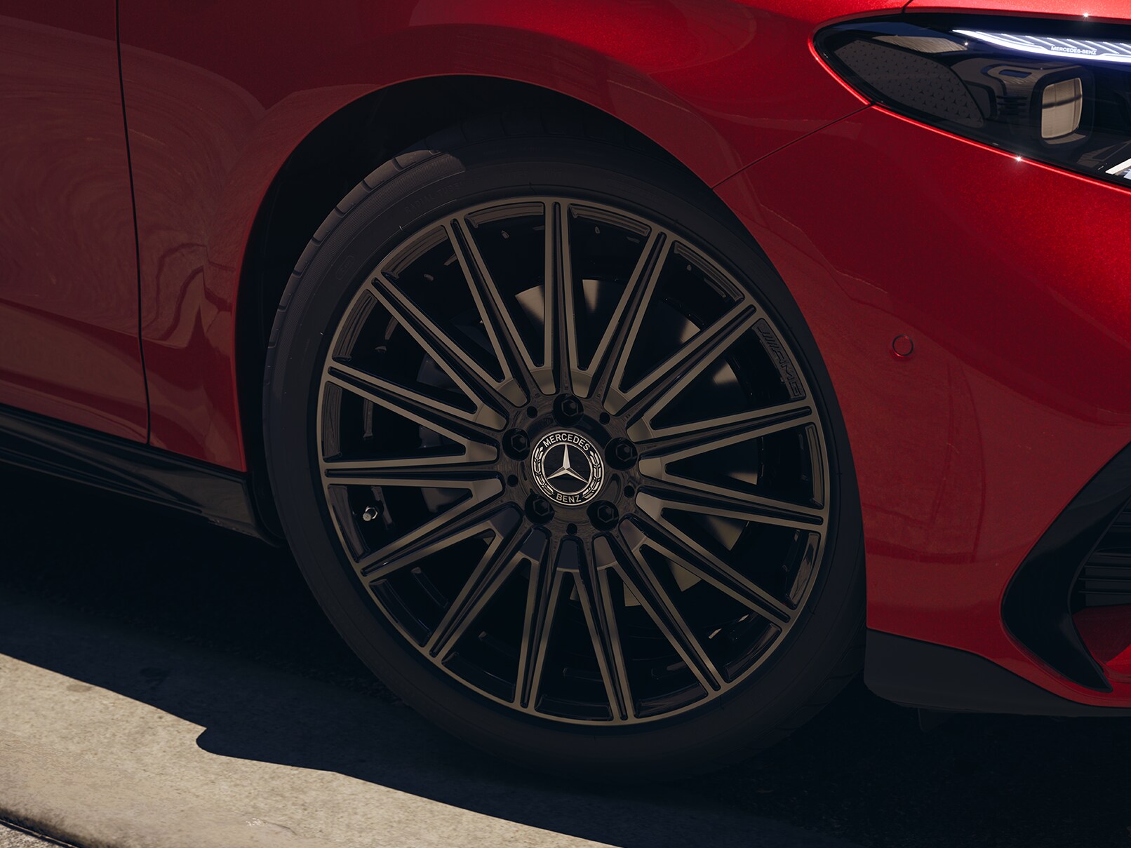 Närbild på navkapseln på den nya helelektriska Mercedes-Benz CLA