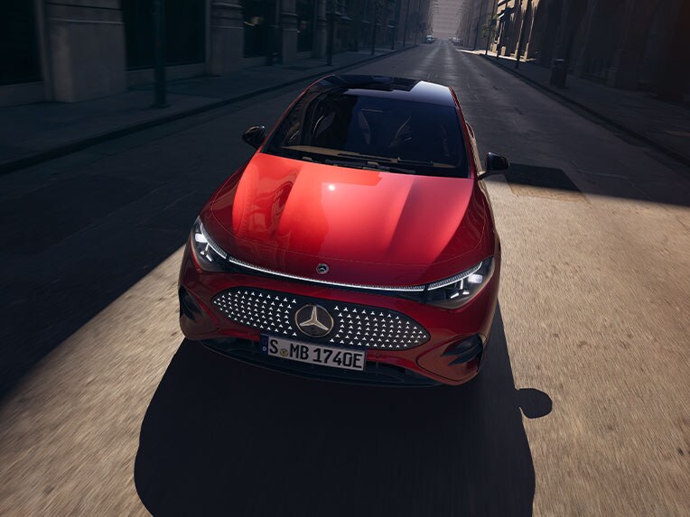 Nya helelektriska Mercedes-Benz CLA med aktiv räckviddsövervakning.