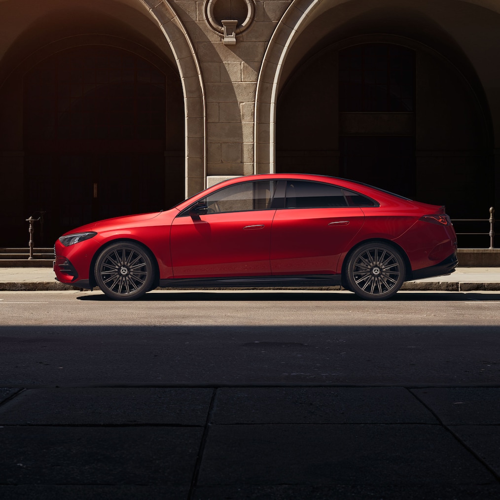 Vy snett framifrån från ett något upphöjt perspektiv på grund av panoramasoltaket på Mercedes-Benz CLA C174.