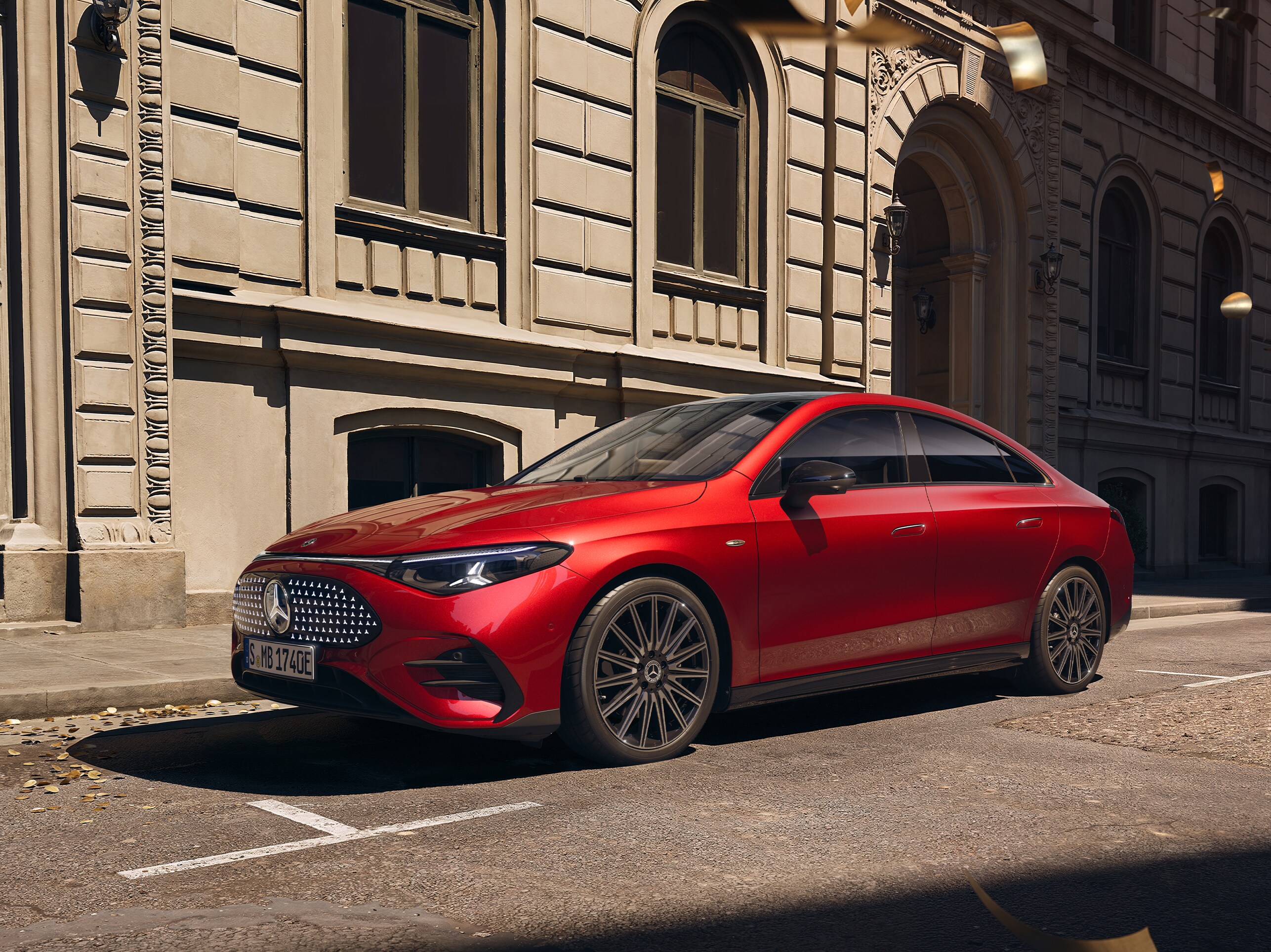 Röd elektrisk CLA från Mercedes-Benz står parkerad på gatan i en storstad.