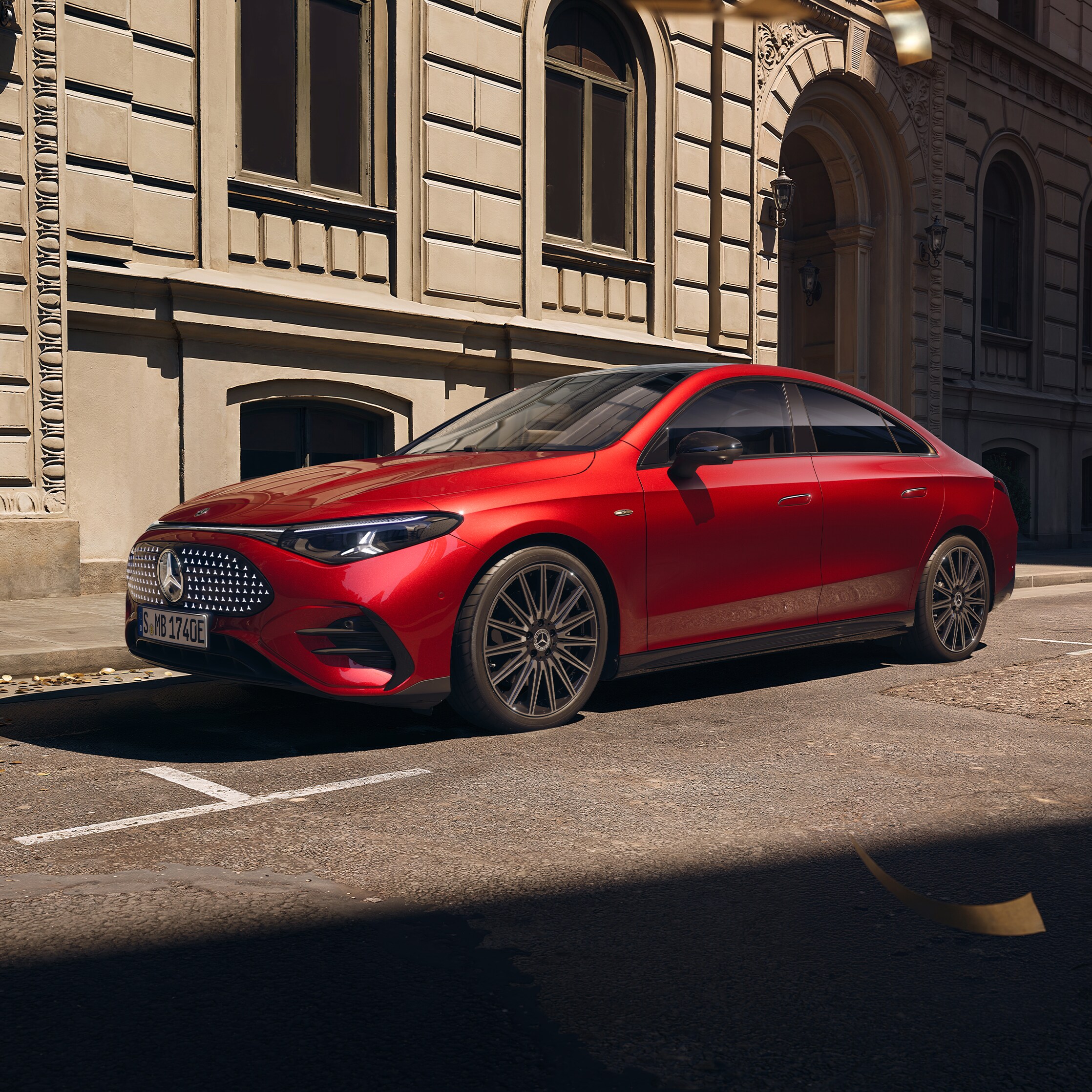 Närbild av röd Mercedes-Benz CLA with EQ Technology i gatumiljö