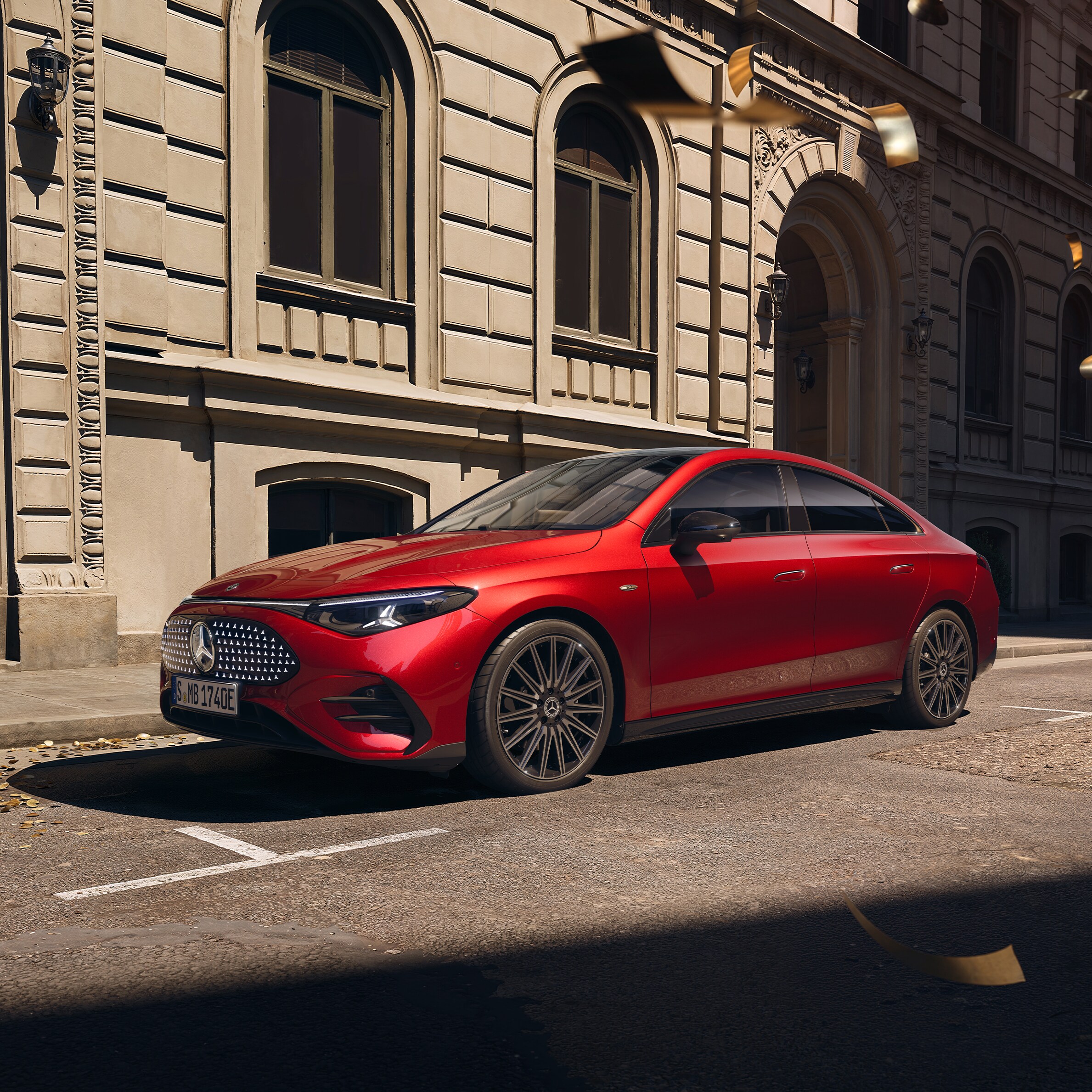Röd elektrisk CLA från Mercedes-Benz står parkerad på en gata i en storstad.