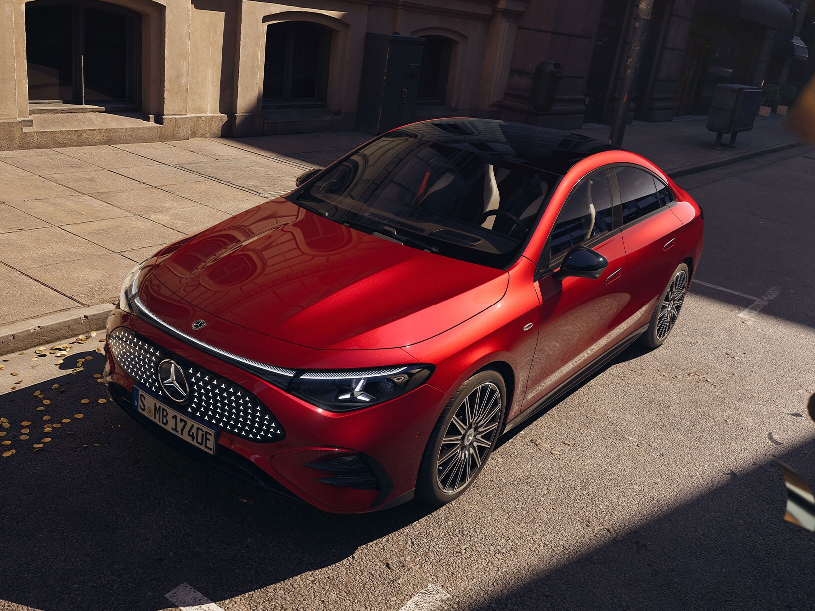 Röd Mercedes-Benz CLA med EQ Technology sedd snett framifrån