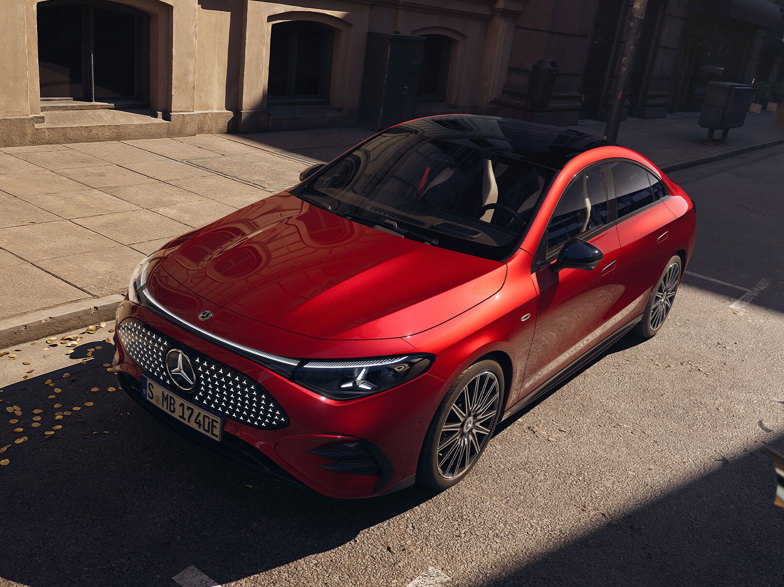 Röd elektrisk Mercedes-Benz CLA sedd snett framifrån