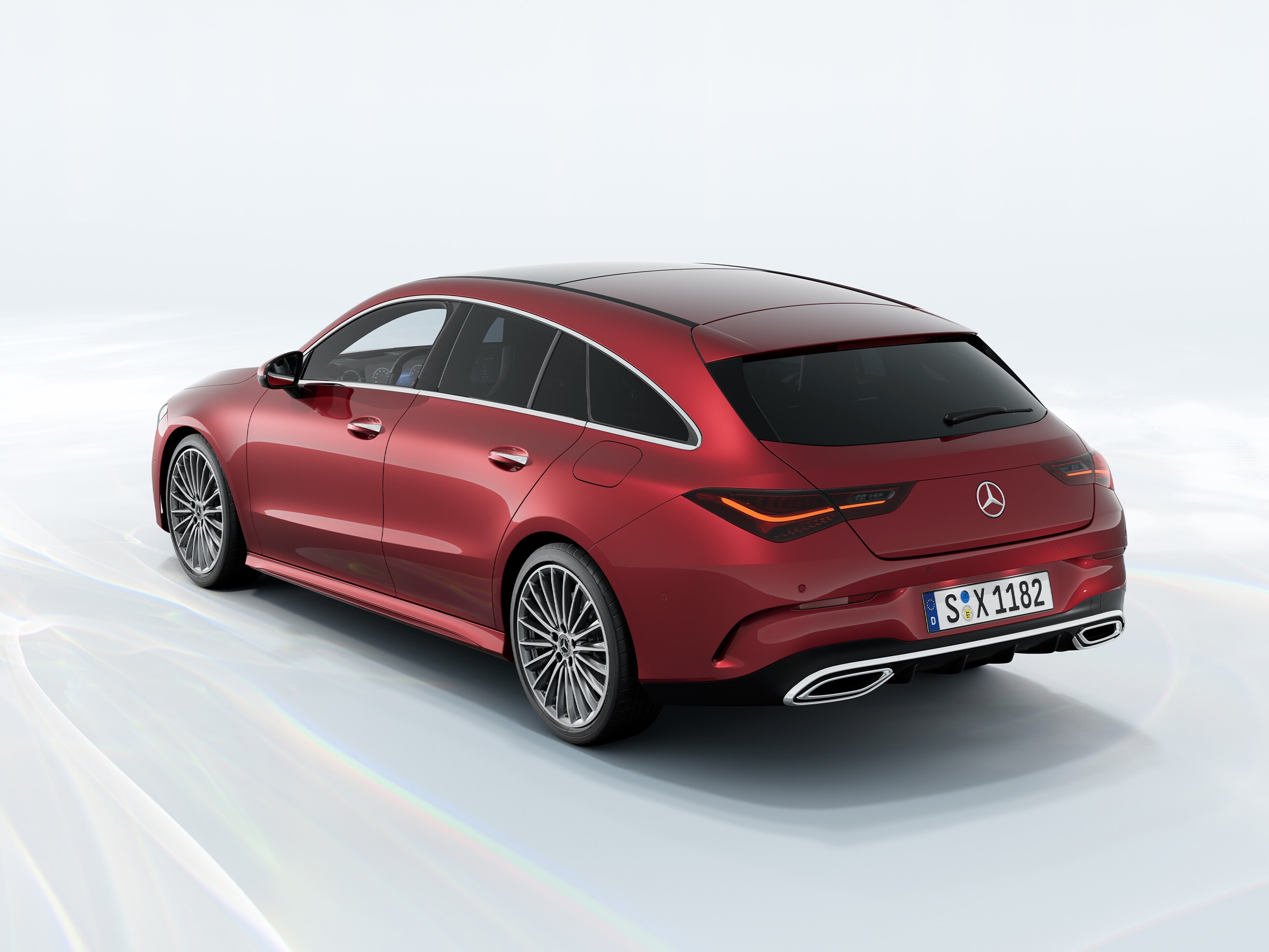 En röd Mercedes-Benz CLA Shooting Brake parkerad på marmorliknande sten