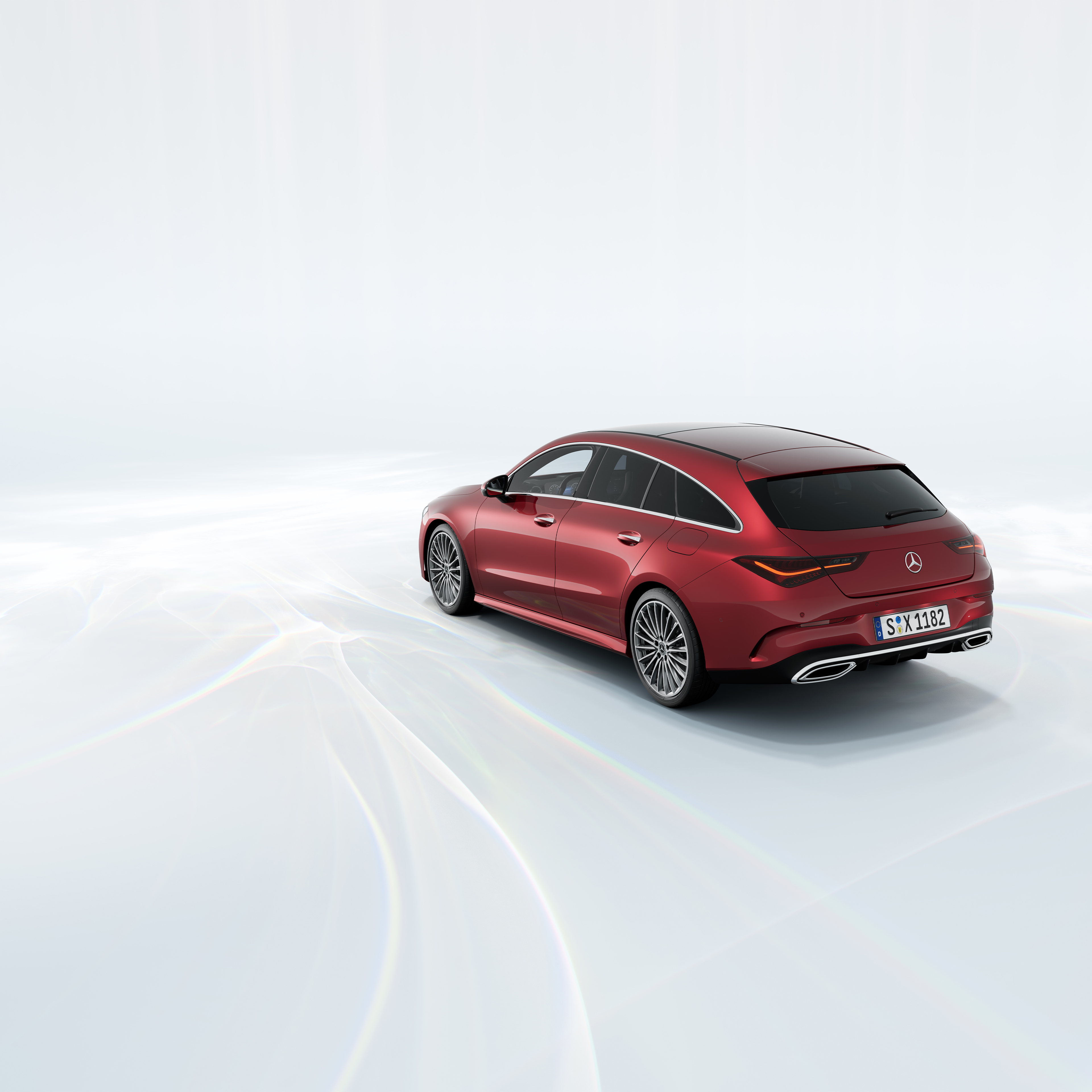 CLA Shooting Brake | Kombi | Mercedes-Benz En röd Mercedes-Benz CLA Shooting Brake mot ljus bakgrund.