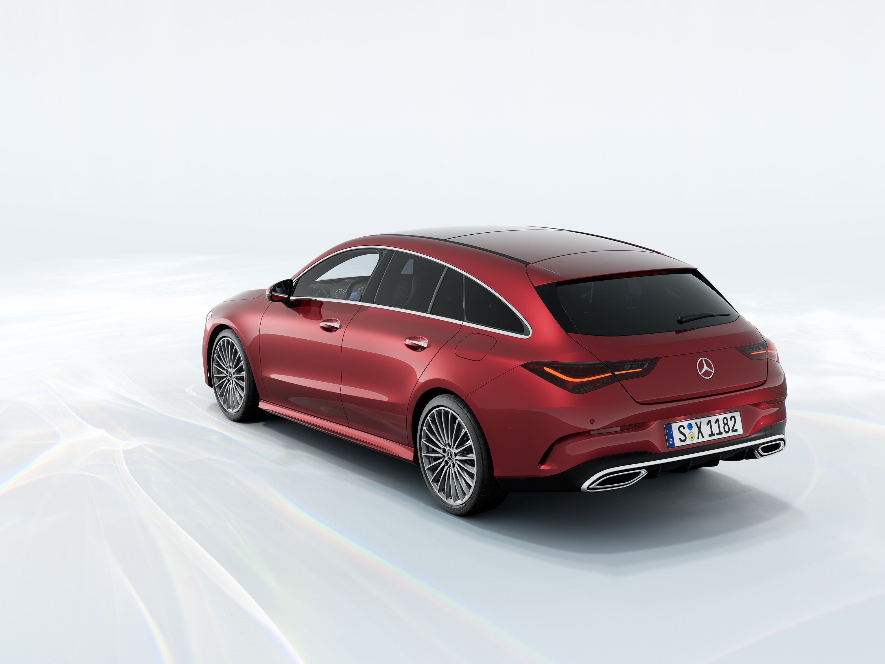 En röd Mercedes-Benz CLA Shooting Brake mot ljus bakgrund.