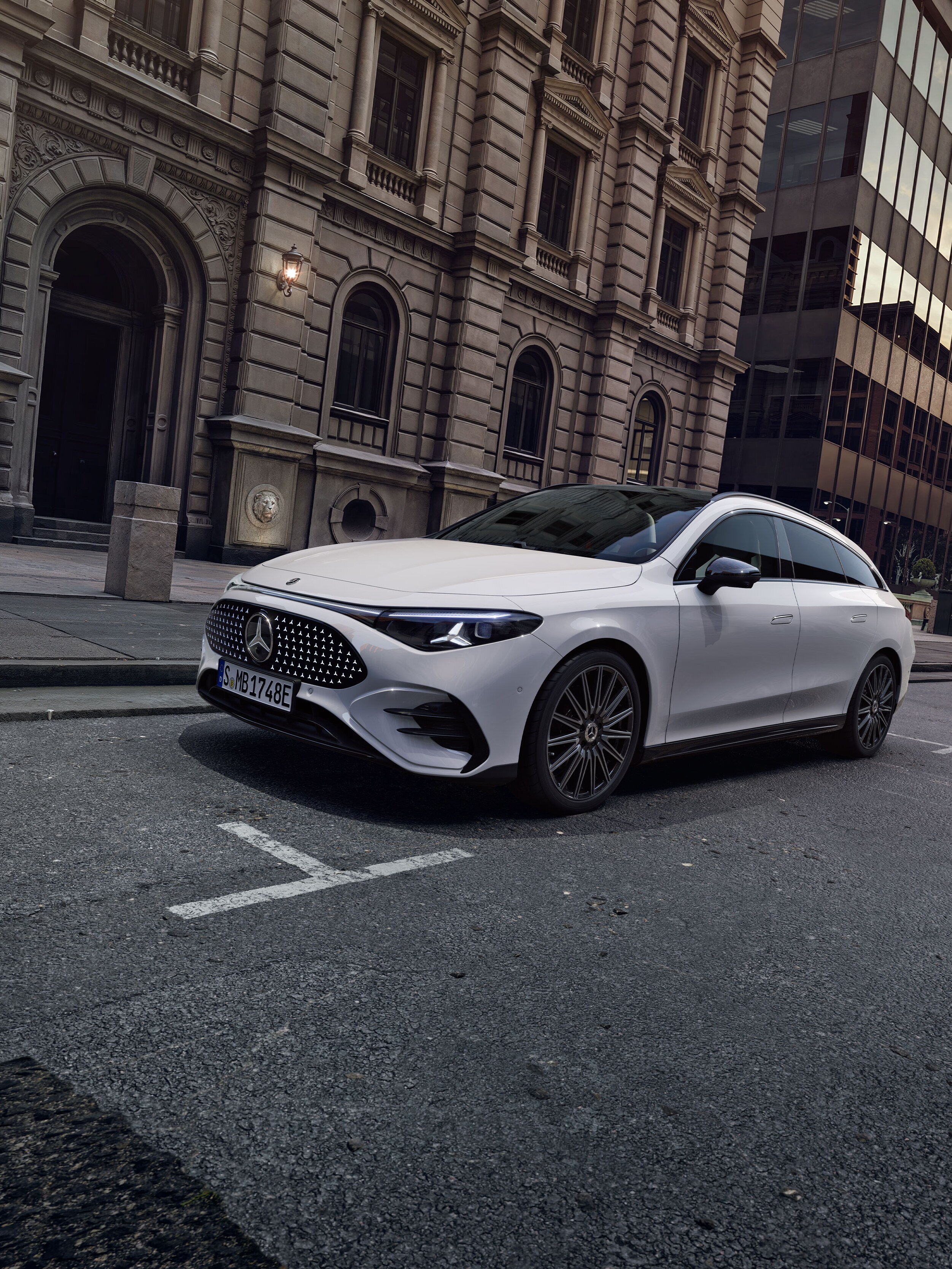 Vit helelektrisk CLA Shooting Brake with EQ Technology sedd framifrån i vinkel