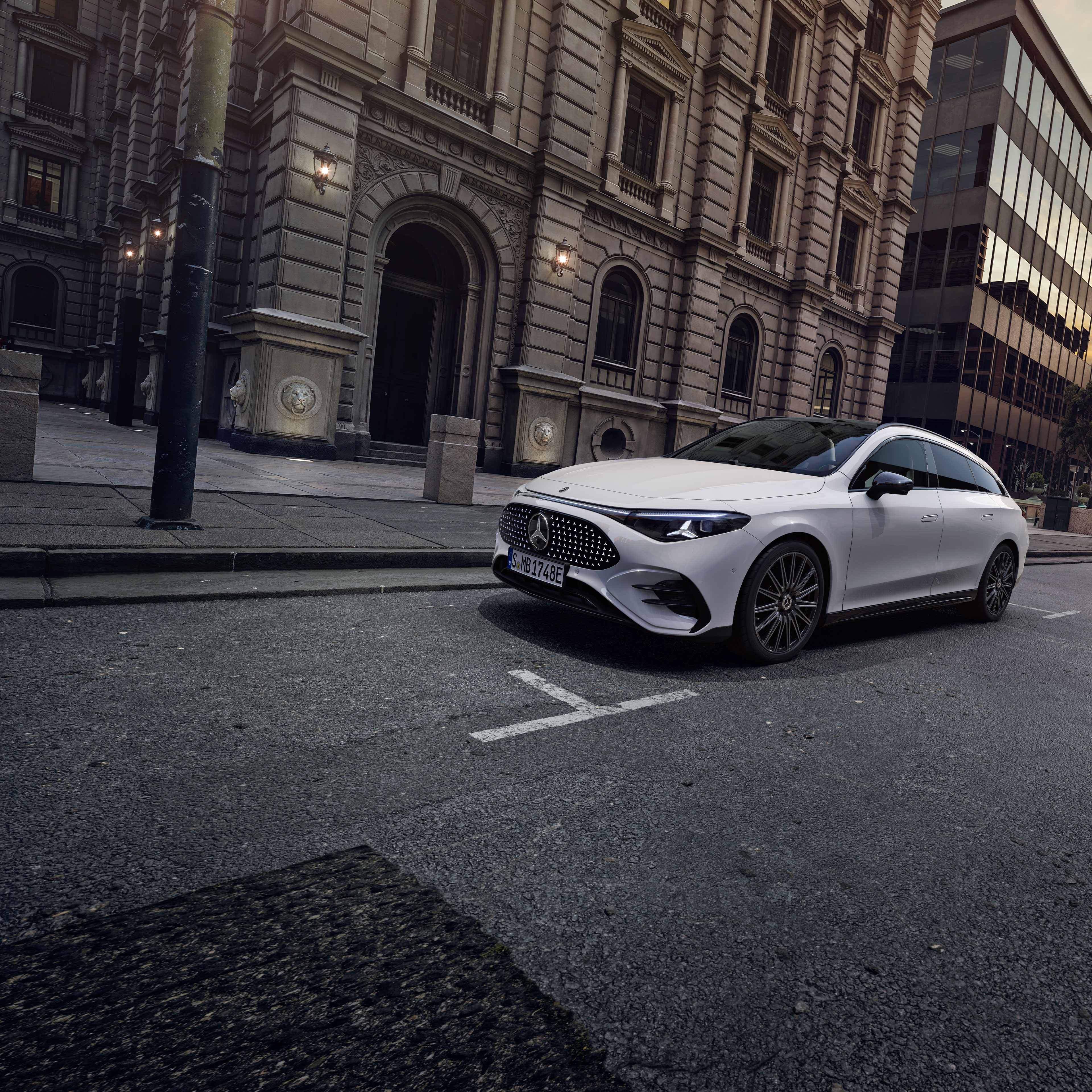 Nya helelektriska CLA Shooting Brake | Mercedes-Benz Vit helelektrisk CLA Shooting Brake with EQ Technology sedd framifrån i vinkel