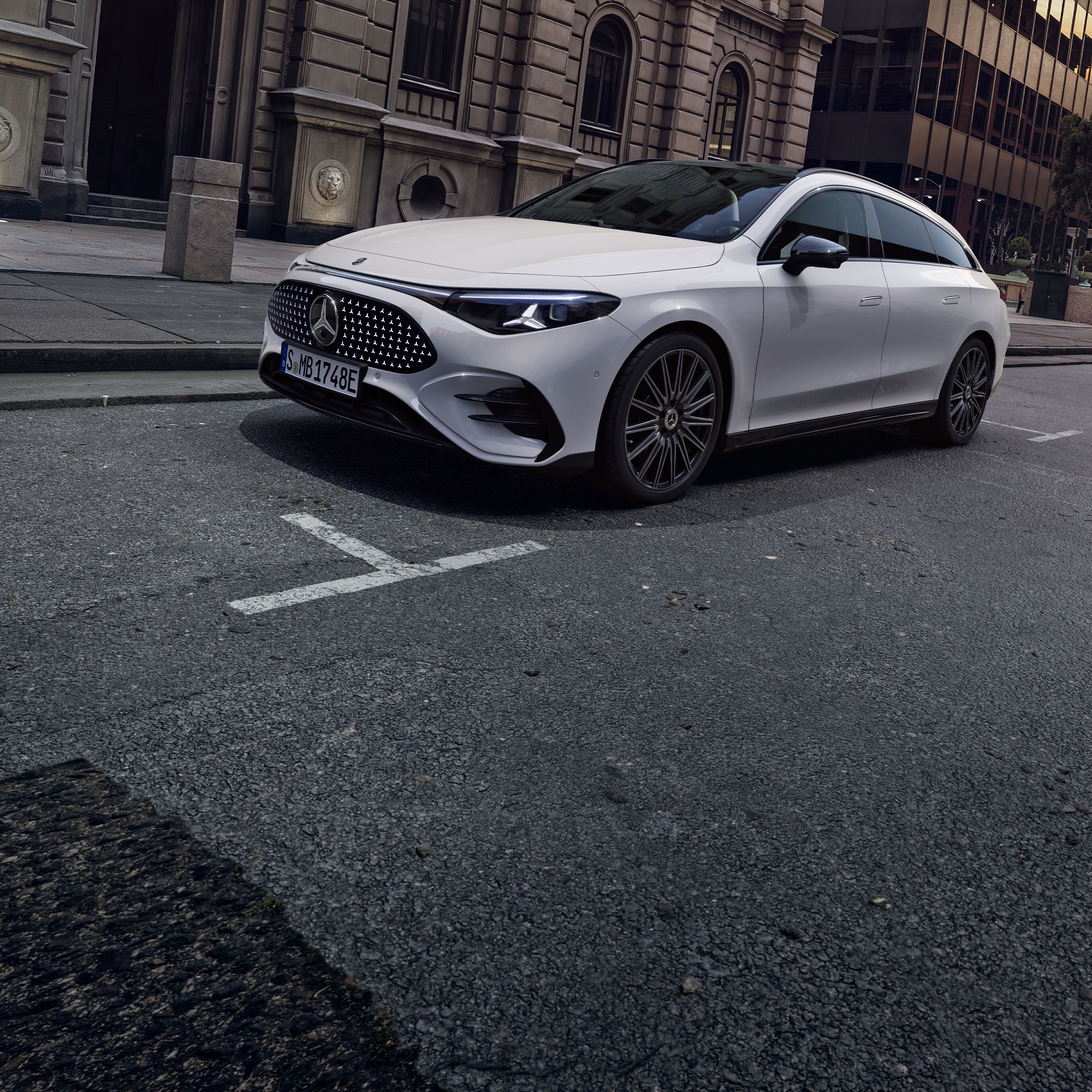 Den nya helelektriska CLA Shooting Brake från Mercedes-Benz parkerad vid trottoarkanten.