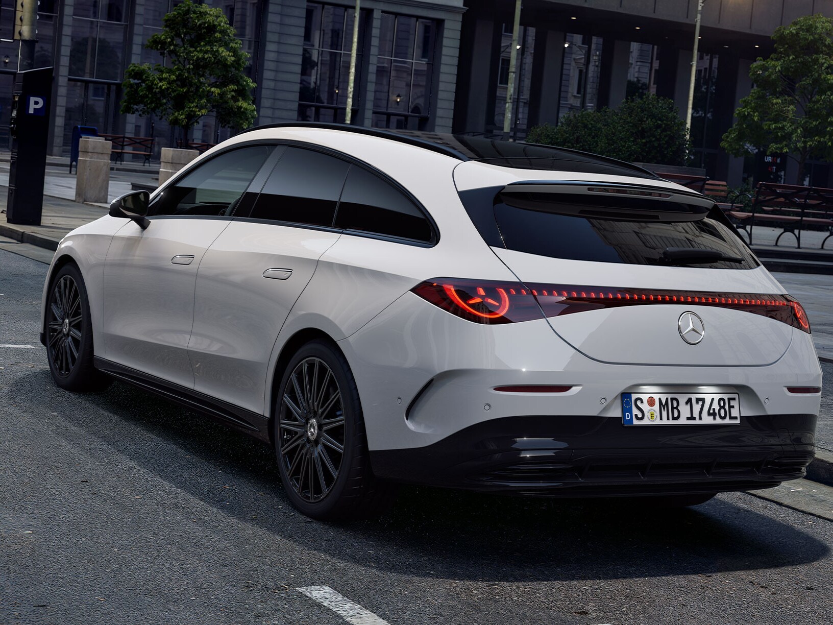 Vit Mercedes-Benz CLA Shooting Brake med EQ Technology parkerad på gatan