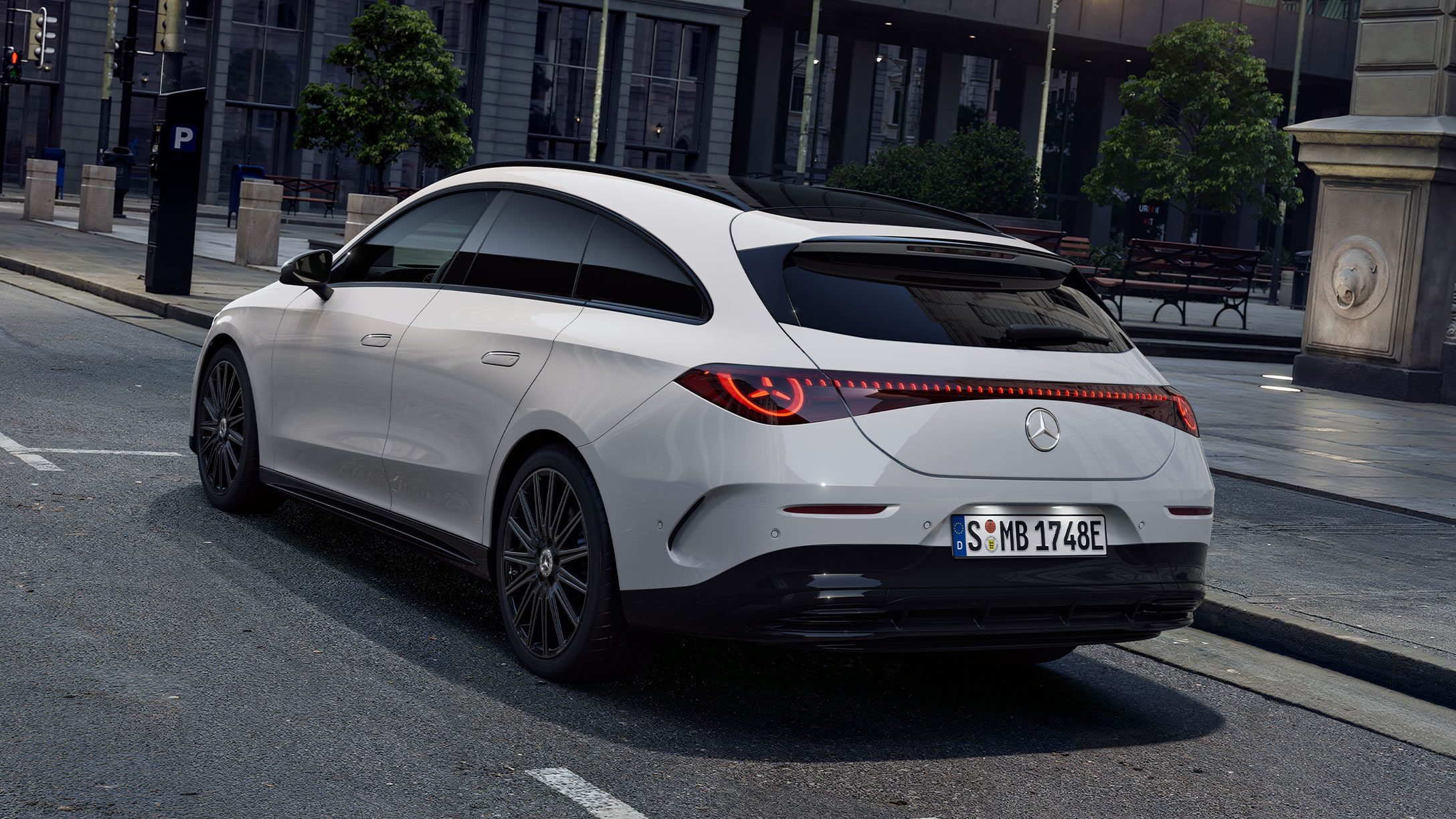 CLA with Shooting Brake EQ Technology Advanced Edition | Laddning ingår | Mercedes-Benz Vit Mercedes-Benz CLA Shooting Brake med EQ Technology parkerad på gatan