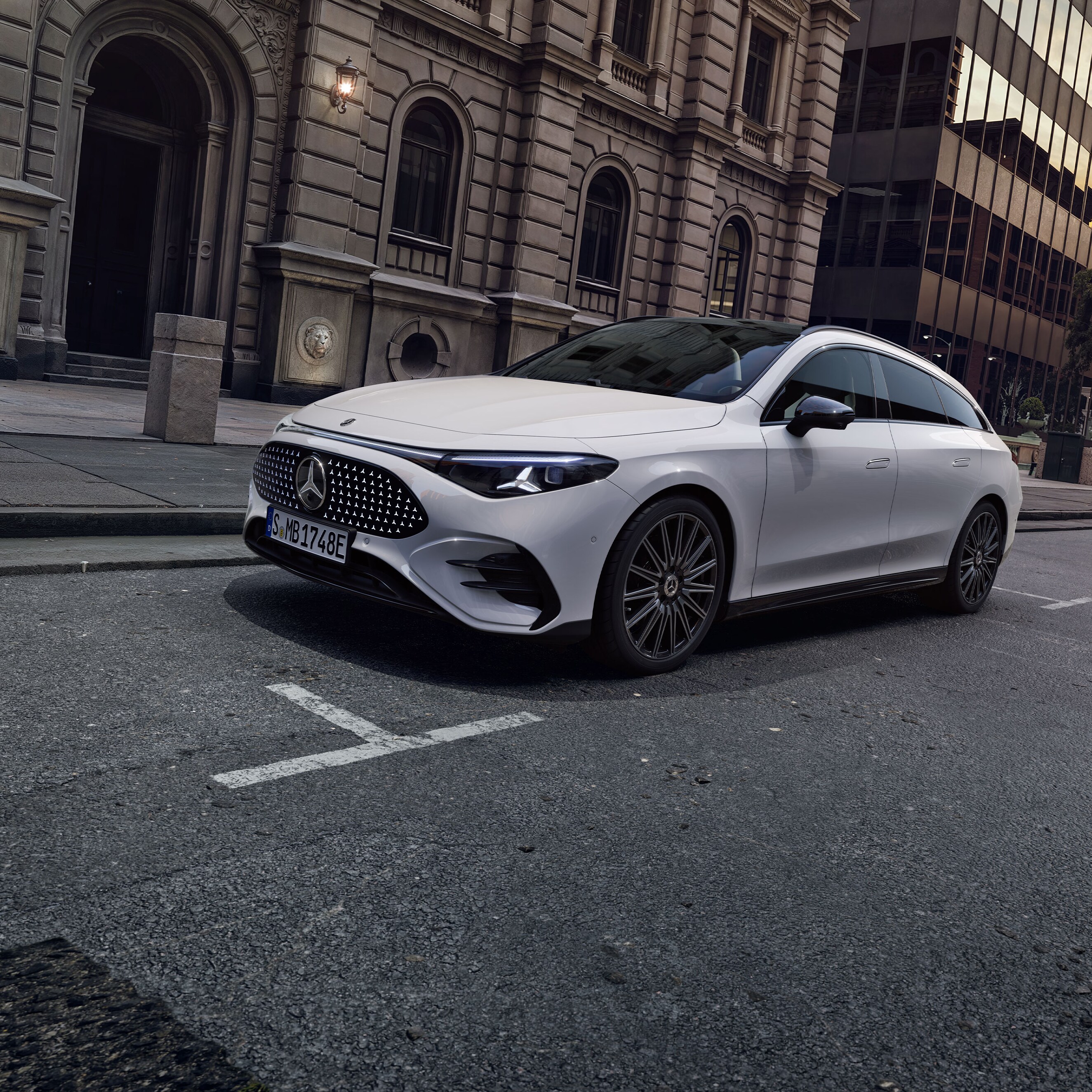 Vit Mercedes-Benz CLA Shooting Brake with EQ Technology i gatumiljö
