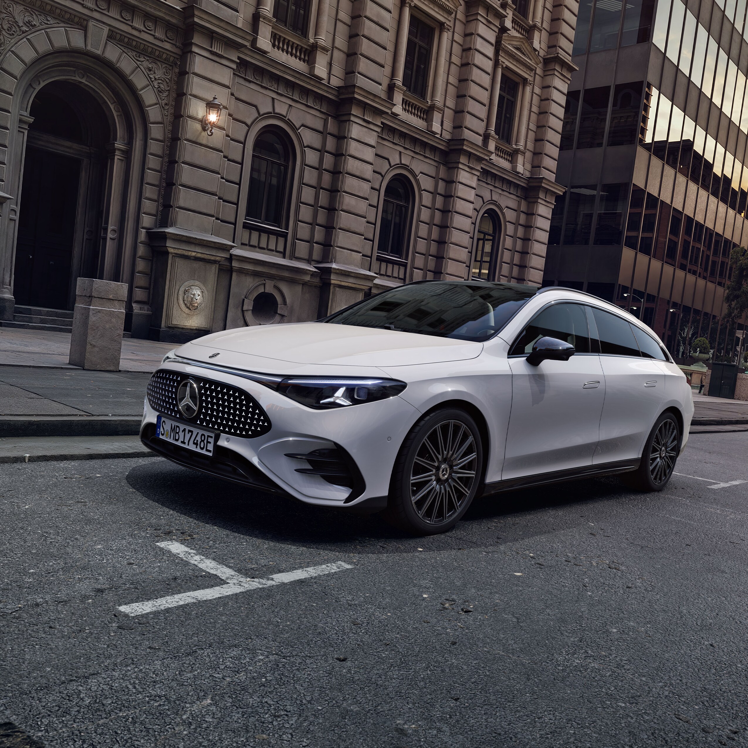 Vit CLA Shooting Brake Electric parkerad vid trottoarkanten på gatan