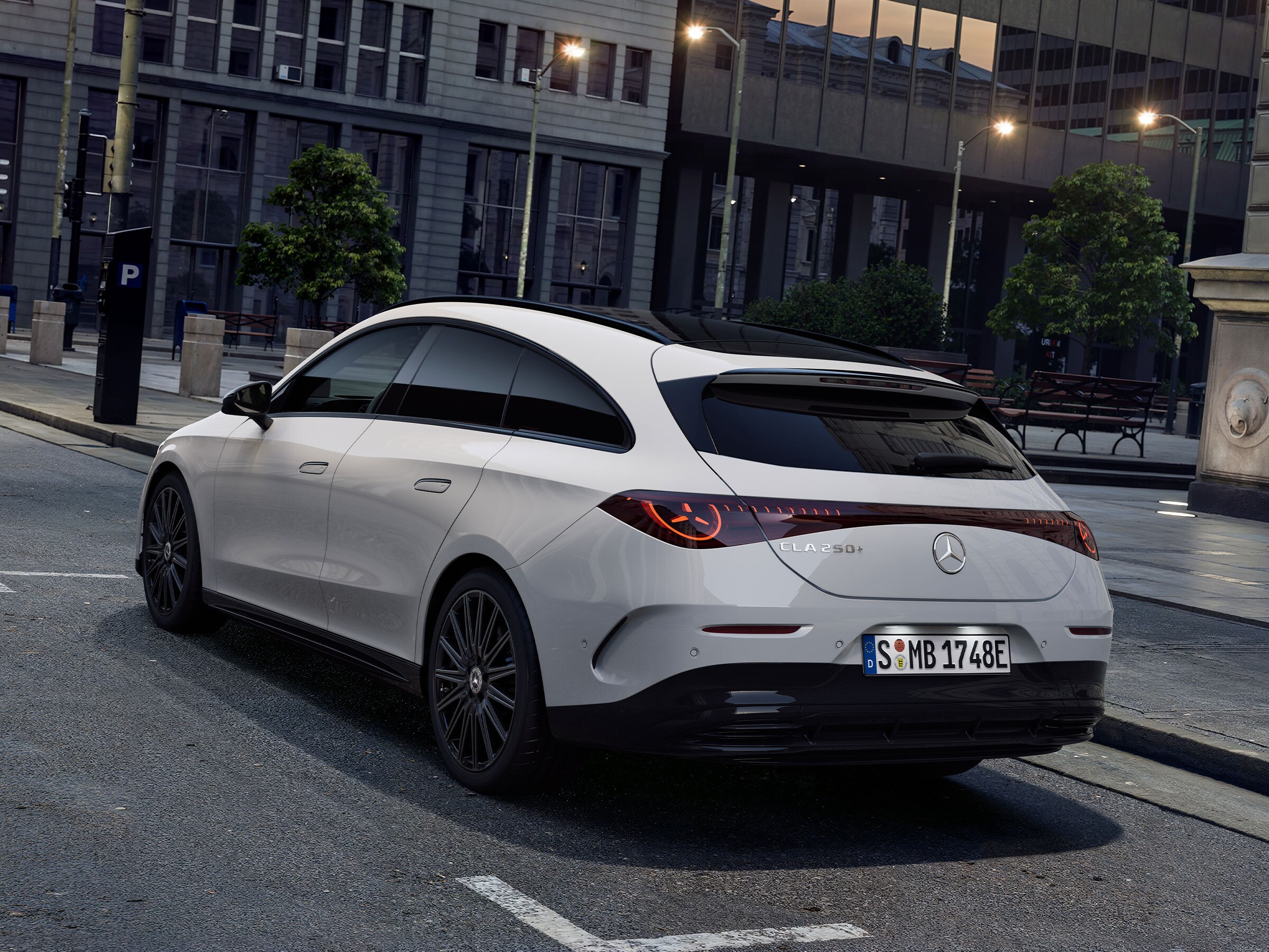 Vit elektrisk Mercedes-Benz CLA Shooting Brake parkerad på gatan