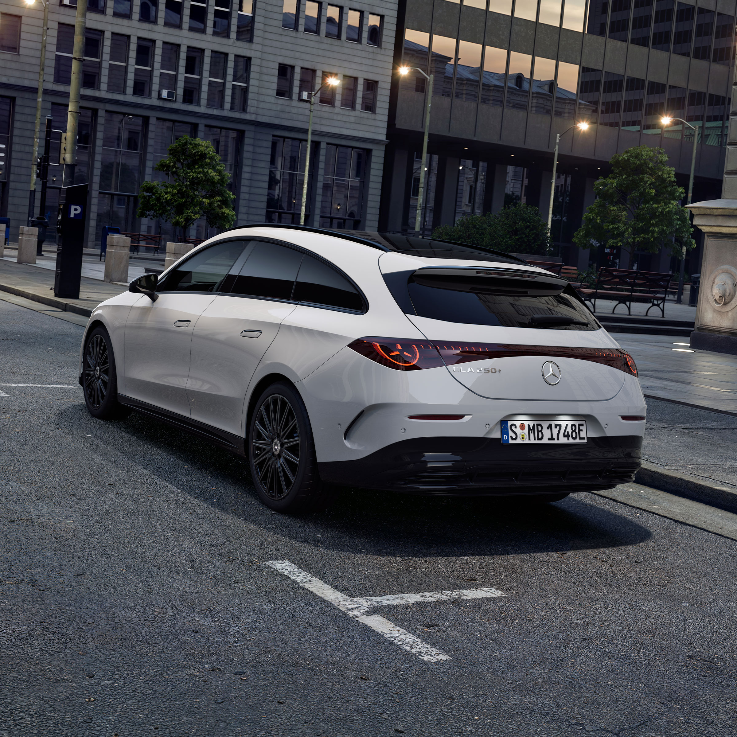 CLA 250+ Shooting Brake electric Advanced Edition | BusinessLeasing | Mercedes-Benz Finans Vit elektrisk Mercedes-Benz CLA Shooting Brake parkerad på gatan
