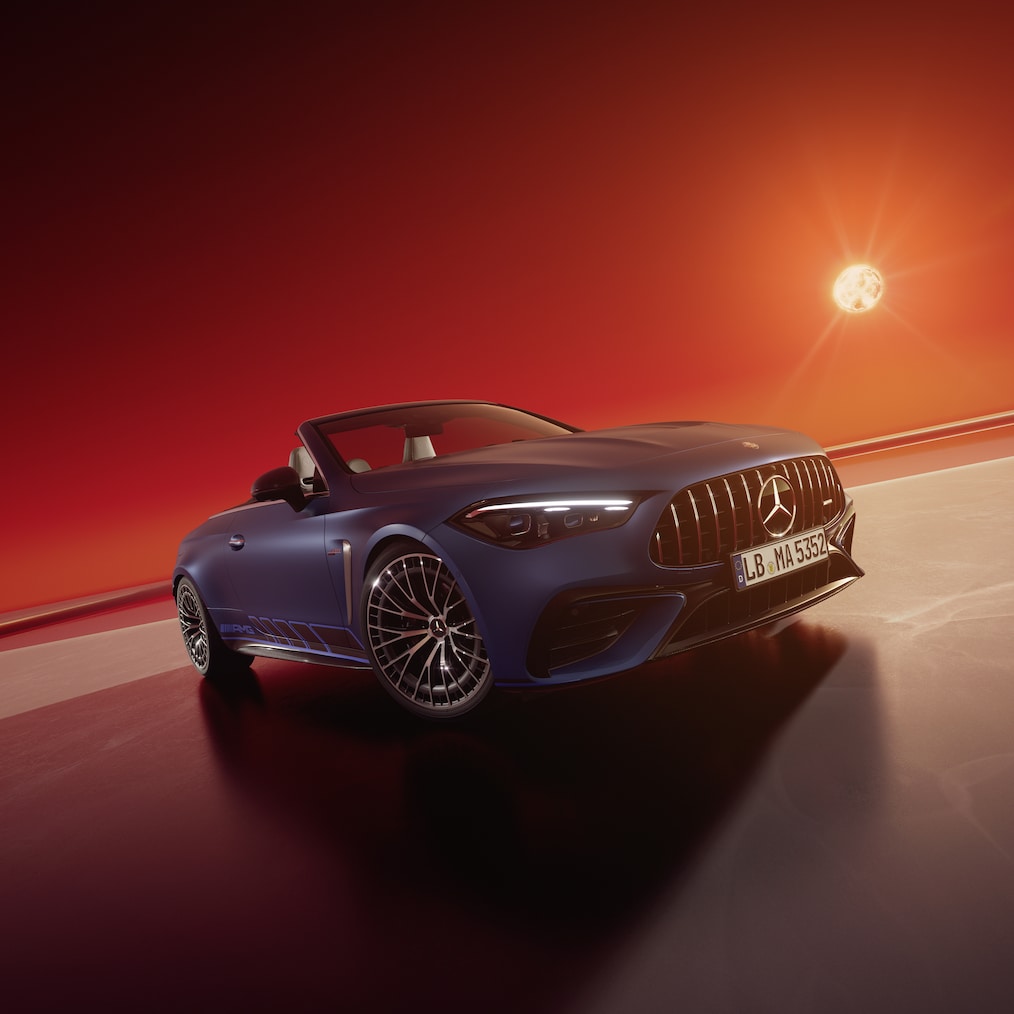 AMG Limited Edition av Mercedes-AMG CLE 53 4MATIC+ Cabriolet sedd framifrån och bakifrån.