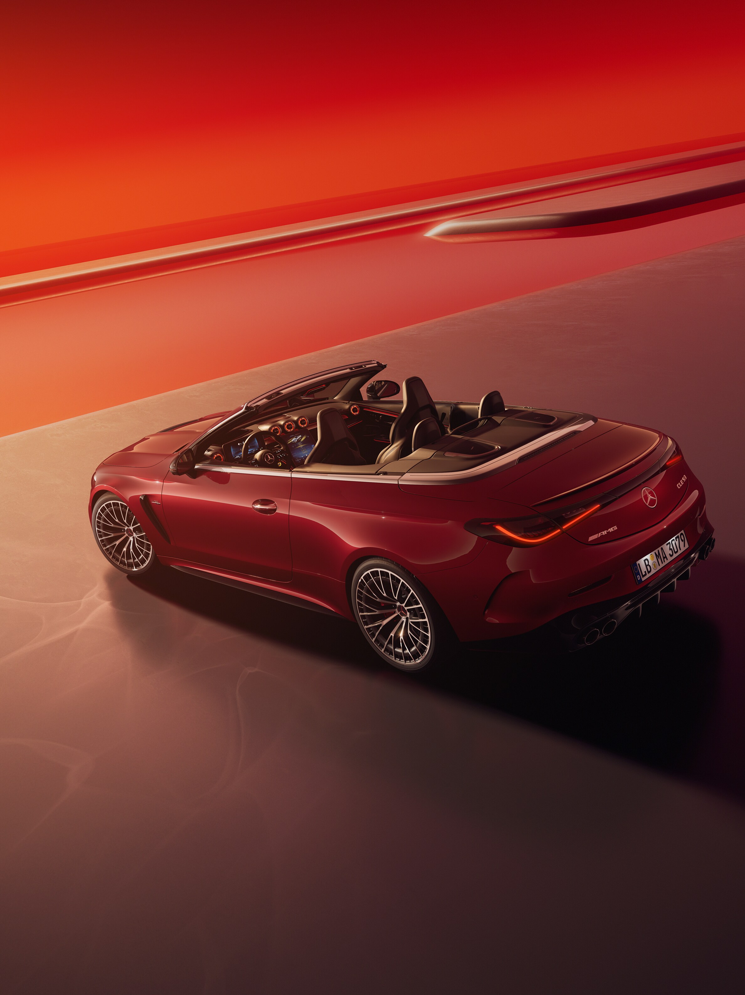 Röd Mercedes-Benz CLE Cabriolet sedd snett bakifrån